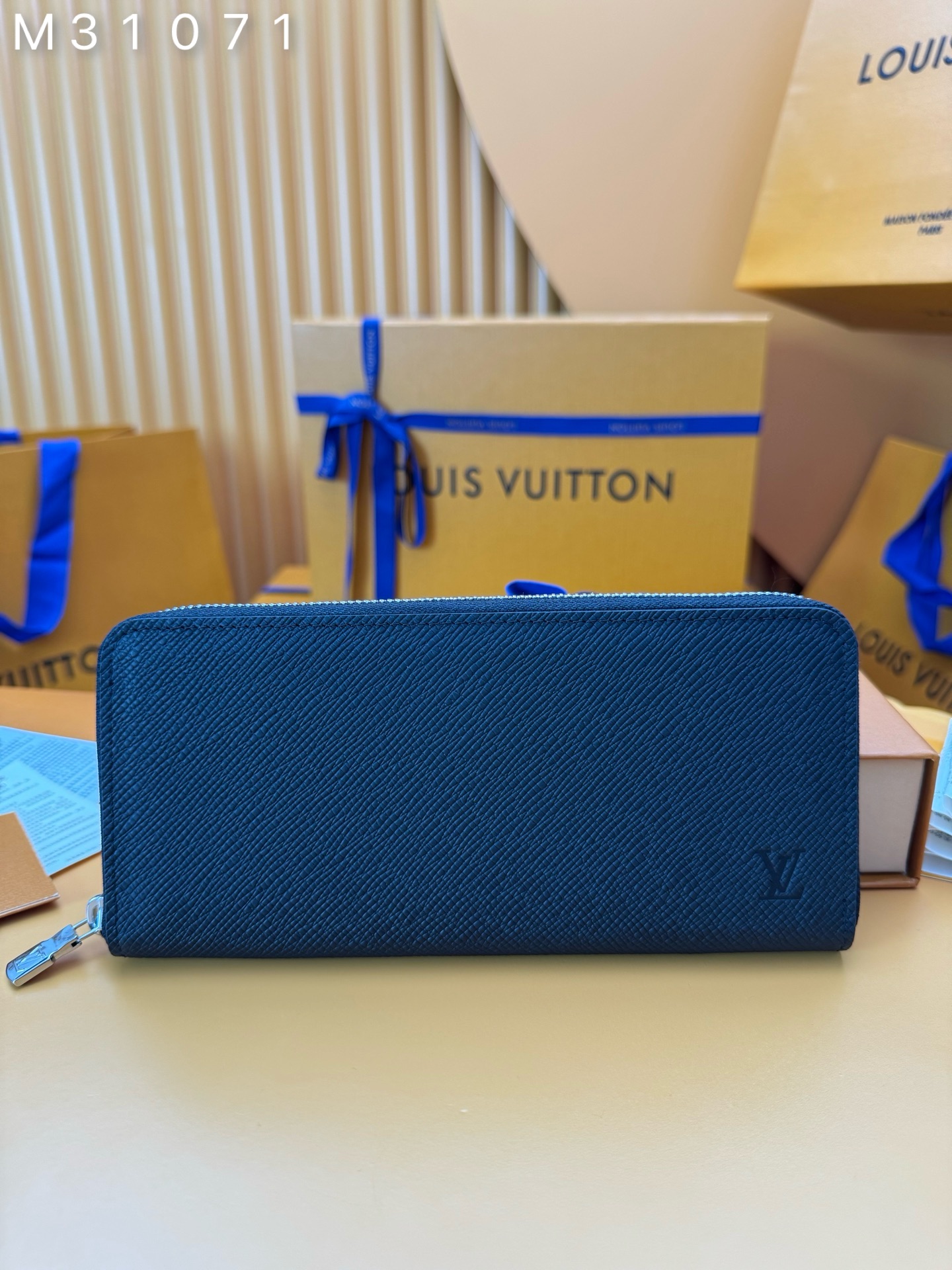 NO:673868,M31071 'Special Duty Free' [Official Special Edition·First Class Material·All Steel Hardware·163 Chips·Full Packaging] The horizontal version of the horizontal wallet is made of Siberian cowhide and equipped with silver metal accessories. This is a redesign of the traditional Zippy wallet vertical version, using the horizontal version layout to enhance its functionality. The practical design of this zippered wallet includes a main compartment with a zippered pocket in the center; six card slots on each side; and two flat pockets for banknotes or receipts. 21x10x2.5cm, LV wallet, louis vuitton,wallets,cowhide19860909M31071《特級免稅》[官方专版·一級材料·全鋼五金·163芯片·全套包裝］水平款钱包横向版采用西伯利亚牛皮制成,配有银色金属配件.这是对传统Zippy钱包纵向版的重新设计,采用了横向布局,以增强其功能性.这款拉链式钱包实用设计包括一个主隔层,其中央有一个拉链口袋;两侧各有六个卡片插口;以及两个扁平口袋,用于放置纸币或收据.21x10x2.5cm,LV钱包,louis vuitton,wallets,cowhide,欧美剧