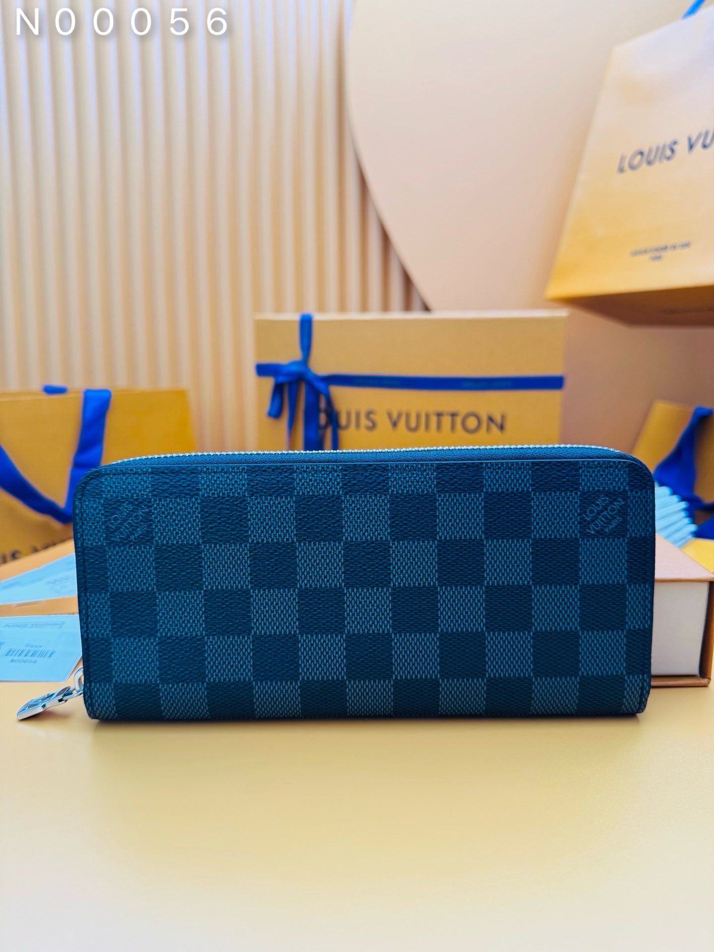 NO:673848,N00056 'Special Duty Free' [Official Special Edition·First Class Material·All Steel Hardware·163 Chips·Complete Packaging] The horizontal zipper wallet horizontal section is made of Damier graphite canvas with silver metal accessories. This is a reimagining of the traditional Zippy wallet vertical section, changed to horizontal design to enhance its functionality. The practical design of this zippered wallet includes a main compartment with a zippered pocket in the center; six card slots on each side; and two flat pockets for banknotes or receipts. 21x10x2.5cm, LV wallet, louis vuitton,wallets19860909N00056《特級免稅》[官方专版·一級材料·全鋼五金·163芯片·全套包裝］水平拉链钱包横款采用达米耶石墨帆布制成,搭配银色金属配件.这是对传统Zippy钱包竖款的一次重新构想,改为横款设计,以增强其功能性.这款拉链式钱包实用设计包括一个主隔层,其中央有一个拉链口袋;两侧各有六个卡片插槽;以及两个用于存放纸币或收据的扁平口袋.21x10x2.5cm,LV钱包,louis vuitton,wallets,欧美剧