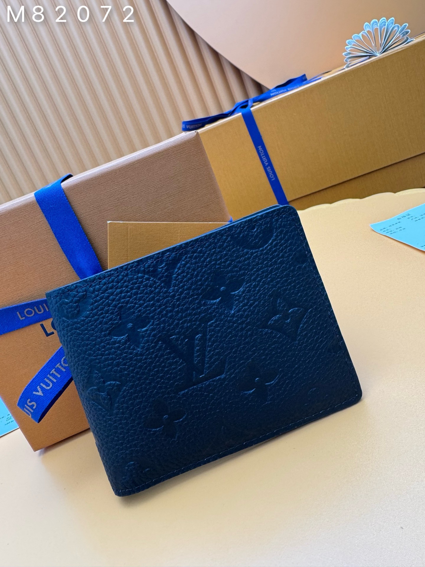 NO:673962,M82072 'Special Duty Free' [Official special edition·First-class material·All-steel hardware·Dynamic chip·Full package] This Multiple wallet is made of full-grain Taurillon leather embossed with Monogram flowers and LV letters, showing the elegance of craftsmanship. The compact structure can be placed in most pockets, and can also be stored neatly through card compartments, compartments and pockets. 11.5x9x1.5cm, LV wallet, louis vuitton, wallets19860909M82072《特級免稅》[官方专版·一級材料·全鋼五金· 动态芯片·全套包裝］ 本款 Multiple 钱夹为全粒面Taurillon 皮革压印 Monogram花卉和LV字母,尽展工艺作品的典雅气息.紧凑构型可置于多数口袋,亦可通过卡片夹层、隔层和口袋确保齐整收纳.11.5x9x1.5cm,LV钱包,louis vuitton,wallets,欧美剧