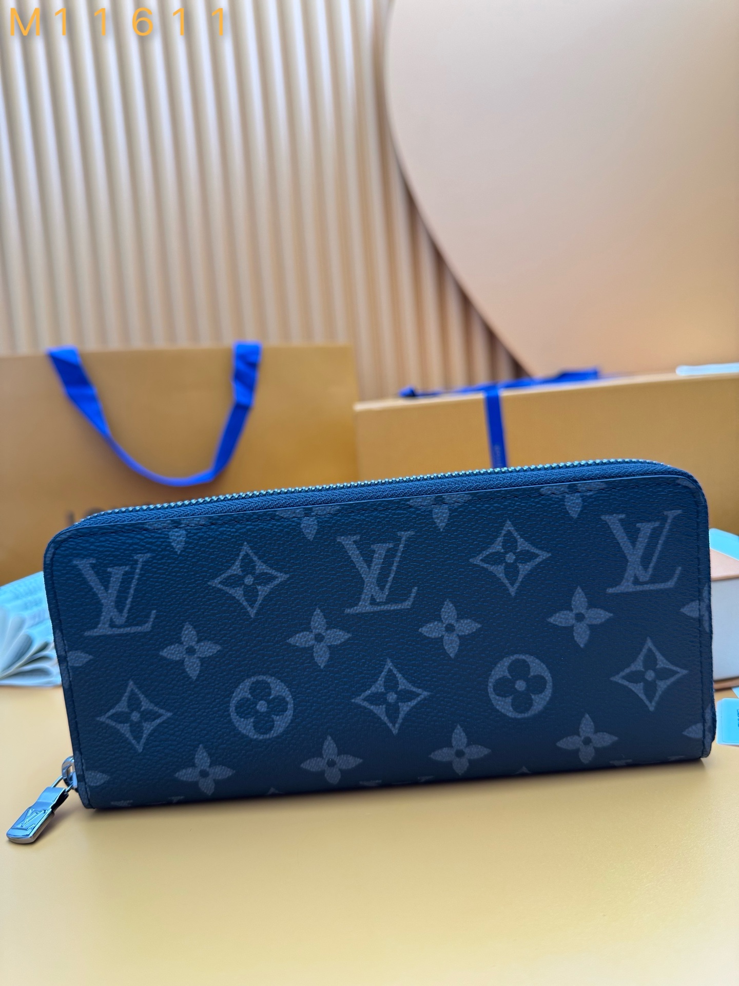 NO:673809,M11611 'Special Duty Free' [Official special edition·First class material·All steel hardware·Dynamic chip·Full set of packaging] Horizontal Zippy wallet horizontal section adopts Monogram Made of Eclipse canvas with ruthenium-colored hardware. This is a reimagining of the traditional Zippy wallet vertical style, using a horizontal design to enhance its functionality. This zippered wallet's practical design includes a main compartment with a zippered pocket in the center; six card slots on each side; and two flat pockets for banknotes or receipts. 21x10x2.5cm, LV wallet, louis vuitton, wallets19860909M11611《特級免稅》[官方专版·一級材料·全鋼五金·动态芯片·全套包裝］水平款Zippy钱包横款采用Monogram Eclipse帆布制成,配有钌色金属配件.这是对传统Zippy钱包竖款的一次重新构想,采用了横向设计,以增强其功能性.这款拉链式钱包实用设计包括一个主隔层,其中央有一个拉链口袋;两侧各有六个卡片插槽;以及两个用于存放纸币或收据的扁平口袋.21x10x2.5cm,LV钱包,louis vuitton,wallets,欧美剧