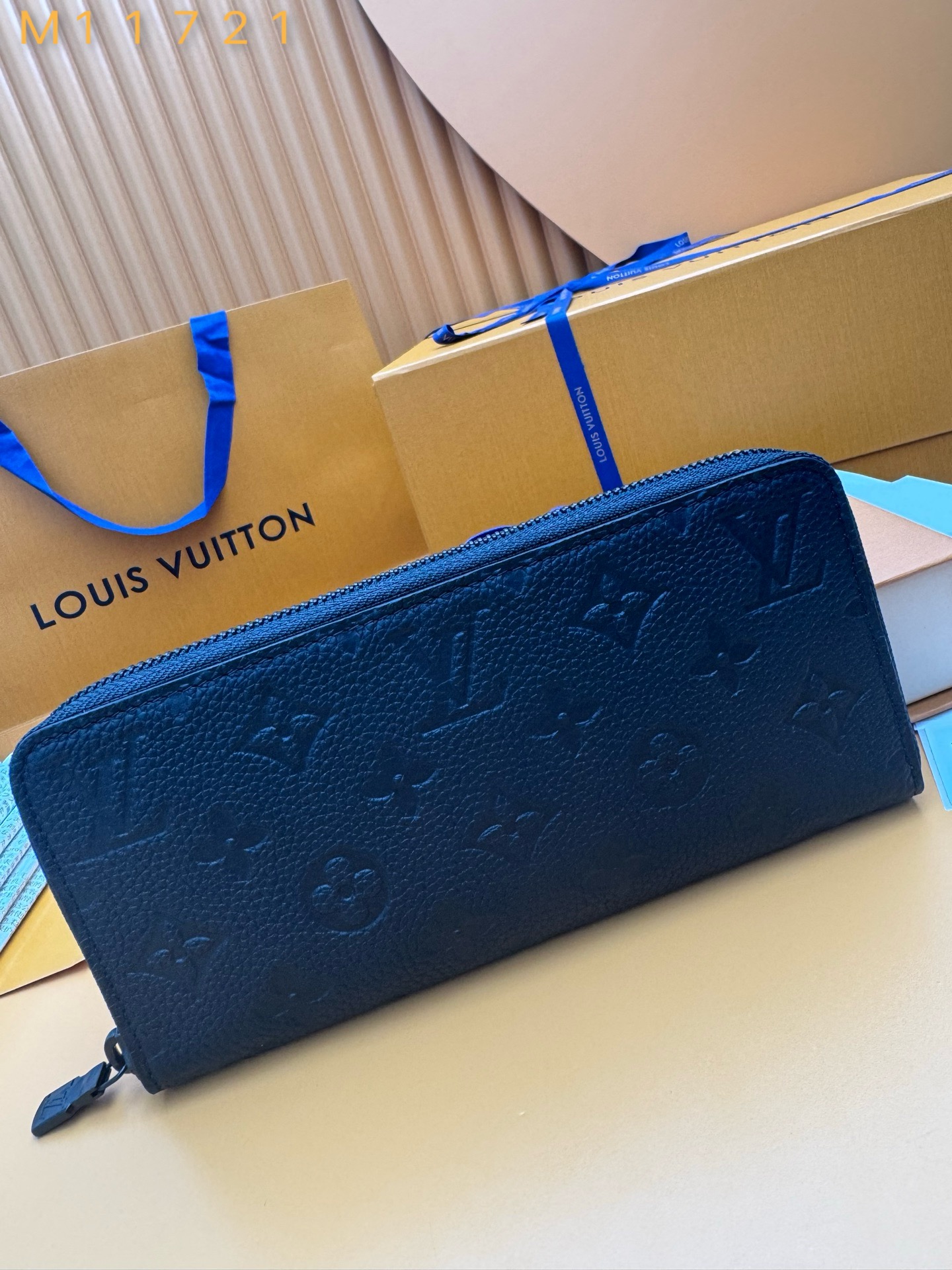 NO:673811,M11721 'Special Duty Free' [Official special edition·First-class material·All-steel hardware·Dynamic chip·Full set of packaging] Horizontal Zippy wallet horizontal section adopts Taurillon Made of Monogram leather. This is a reimagining of the traditional Zippy wallet vertical style, using a horizontal design to enhance its functionality. This zippered wallet's practical design includes a main compartment with a zippered pocket in the center; six card slots on each side; and two flat pockets for banknotes or receipts. 21x10x2.5cm, LV wallet, louis vuitton, wallets19860909M11721《特級免稅》[官方专版·一級材料·全鋼五金·动态芯片·全套包裝］水平款Zippy钱包横款采用Taurillon Monogram皮革制成.这是对传统Zippy钱包竖款的一次重新构想,采用了横向设计,以增强其功能性.这款拉链式钱包实用设计包括一个主隔层,其中央有一个拉链口袋;两侧各有六个卡片插口;以及两个扁平口袋,用于放置纸币或收据.21x10x2.5cm,LV钱包,louis vuitton,wallets,欧美剧