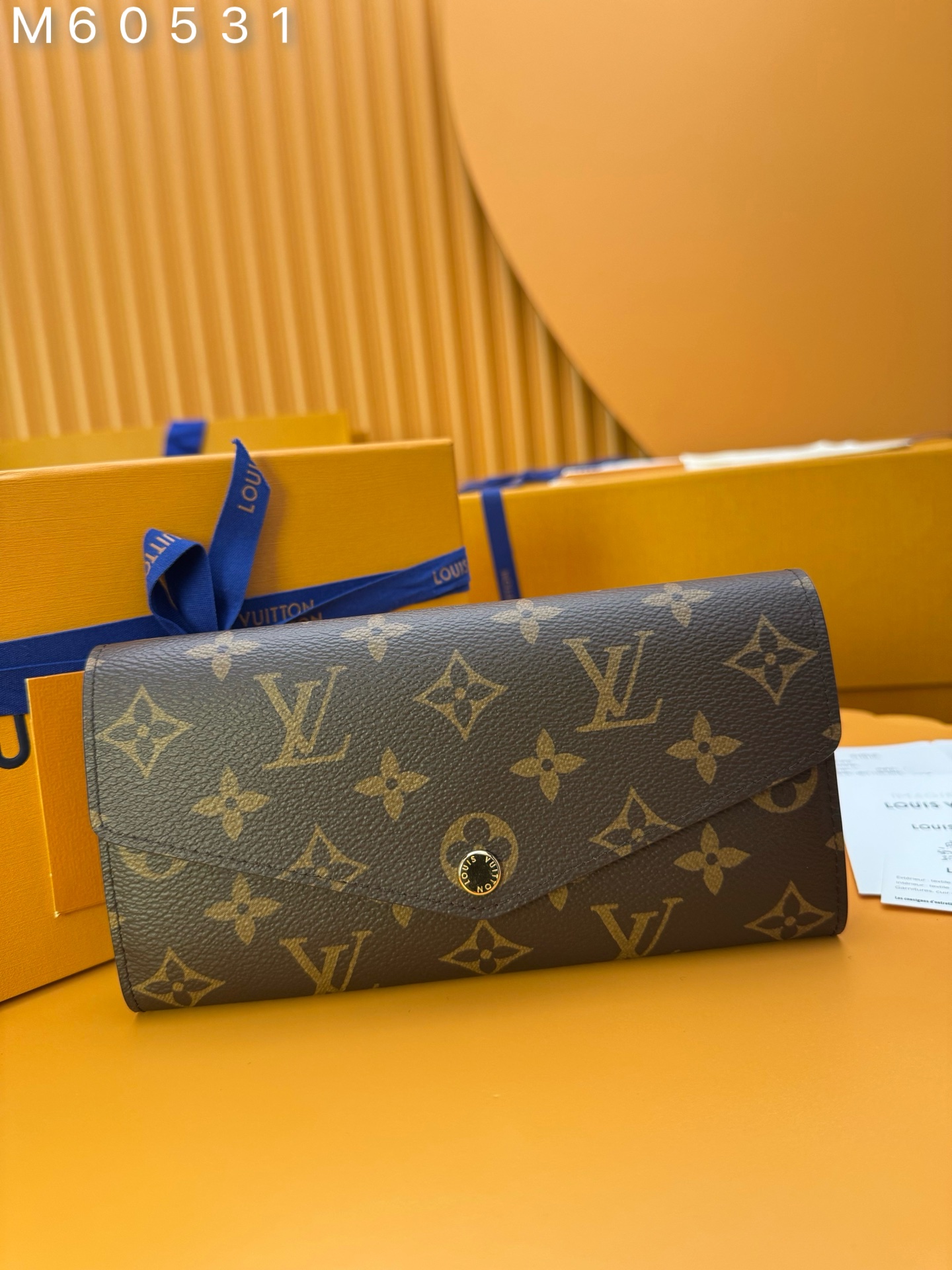 NO:673973,M60531 'Special Duty Free' [Official special edition·First class material·All steel hardware·Dynamic chip·Full set of packaging] As one of Louis Vuitton's classic designs, Sarah wallet integrates Monogram Lined with canvas and grained leather, it reproduces the elegance of the envelope-style design. The interior is spacious and equipped with 2 large compartments, a central zipper coin pocket and multiple card slots. It can safely store multiple daily necessities. 19.0x10.5x2.5cm, LV wallet, louis vuitton, louis vuitton, wallets19860909M60531 《特級免稅》[官方专版·一級材料·全鋼五金· 动态芯片·全套包裝］作为路易威登经典设计之一,Sarah钱夹融合Monogram 帆布与粒面皮革内衬,再现信封式设计的优雅之姿.内部宽敞,设有2个大号隔层、1个中央拉链零钱袋和多个卡片夹层.可安全存放多件日常用品.19.0x10.5x2.5cm,LV钱包,louis vuitton,louis vuitton,wallets,欧美剧