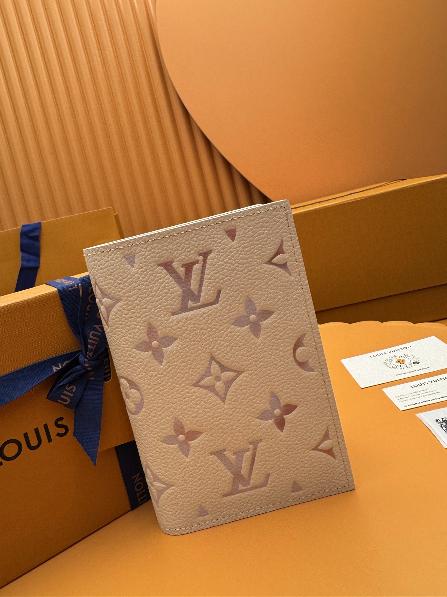 NO:673970,M25917 'Special Duty Free' [Official special edition·First-class material·All-steel hardware·Dynamic chip·Full package] This passport case is made of Monogram Empreinte leather to render dreamy colors, and it is lining with cow leather to release a sophisticated style. It is suitable for matching with various handbags. It has compartments for storing travel documents and a card compartment, making it an elegant gift choice. 10x14x2.5cm, LV wallet, louis vuitton,wallets,cowhide19860909M25917《特級免稅》[官方专版·一級材料·全鋼五金·动态芯片·全套包裝］本款护照套为Monogram Empreinte皮革渲染梦幻色彩,与牛皮革内衬一道释放考究风范,与各式手袋搭配相宜.内设可收纳旅行证件的隔层和卡片夹层,成就典雅赠礼之选.10x14x2.5cm,LV钱包,louis vuitton,wallets,cowhide,欧美剧