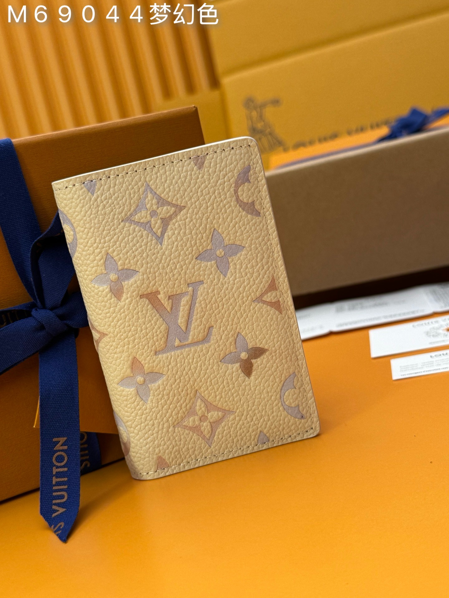 NO:673837,M69044 Dream Color 'Special Duty Free' [Official Special Edition·First Class Material·All Steel Hardware·Dynamic Chip·Complete Packaging] This pocket wallet is made of Taurillon leather Monogram to render dreamy colors, and together with the cow leather lining, it releases a sophisticated style and is suitable for matching with various handbags. The functional design of internal pockets and card slots makes it an elegant gift choice. 7.5x11.1x1cm, LV wallet, louis vuitton, wallets, cowhide19860909M69044梦幻色《特級免稅》[官方专版·一級材料·全鋼五金·动态芯片·全套包裝］本款口袋钱夹为Taurillon皮革Monogram渲染梦幻色彩,与牛皮革内衬一道释放考究风范,与各式手袋搭配相宜.内设口袋和卡位功能性设计,成就典雅赠礼之选.7.5x11.1x1cm,LV钱包,louis vuitton,wallets,cowhide,欧美剧