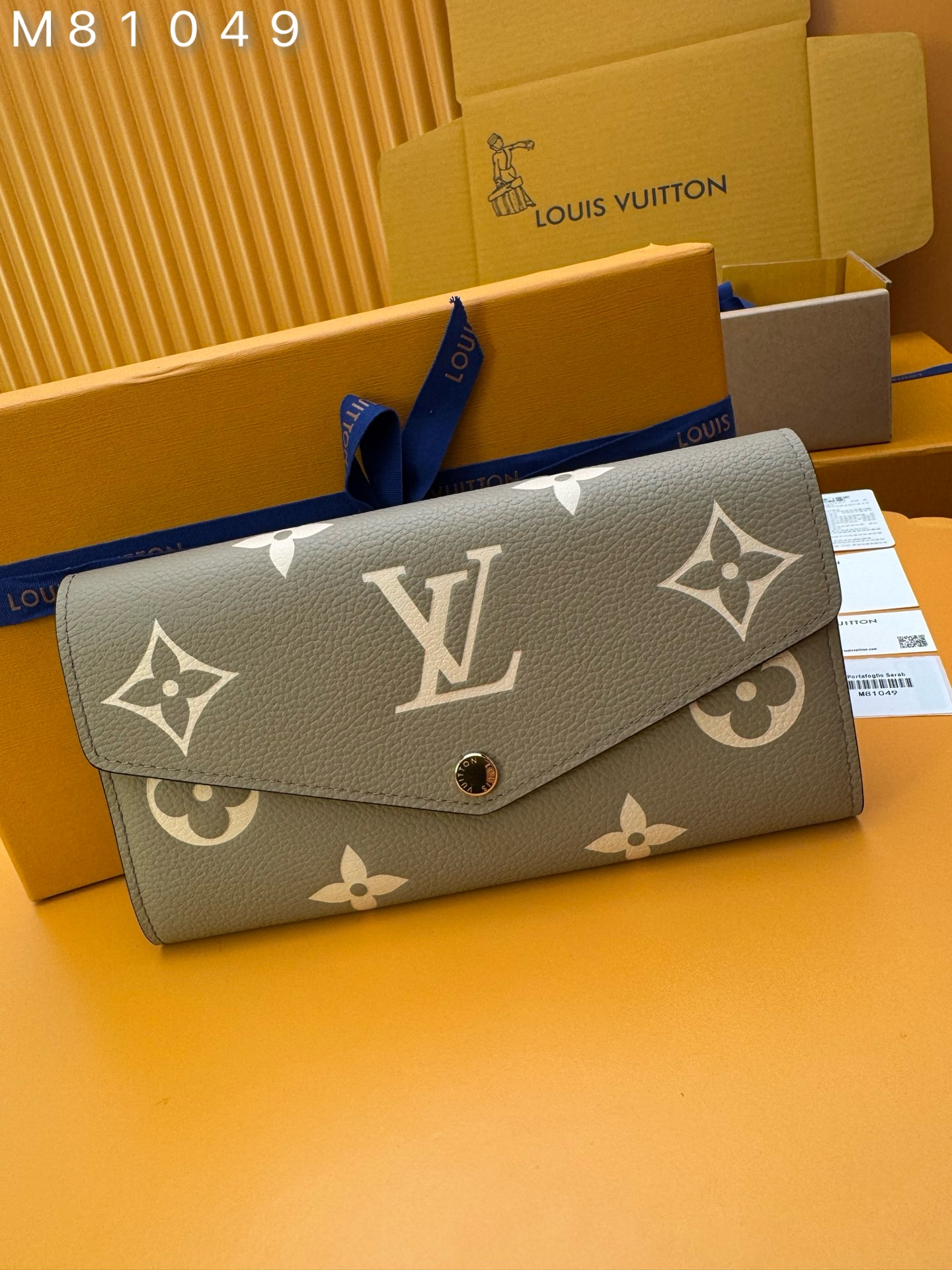 NO:673826,M81049 'Special Duty Free' [Official Special Edition·First Class Material·All Steel Hardware·Dynamic Chip·Full Package] This classic Louis Vuitton Sarah wallet is redesigned with a two-color Monogram printed leather version and engraved with the iconic Monogram pattern. Equipped with a gold button buckle, the envelope-style fold reveals a well-organized interior that includes two large compartments, multiple pockets and 16 card slots. 19x10.5x2cm, LV wallet, louis vuitton,louis vuitton,wallets19860909M81049《特級免稅》[官方专版·一級材料·全鋼五金·动态芯片·全套包裝］这款经典的Louis Vuitton Sarah钱包以双色Monogram印花皮革版重新设计,并以标志性的 Monogram图案进行雕刻.配有金色按键扣,信封式的折叠显示了一个组织良好的内部,包括两个大的隔间,多个口袋和16个卡槽.19x10.5x2cm,LV钱包,louis vuitton,louis vuitton,wallets,欧美剧