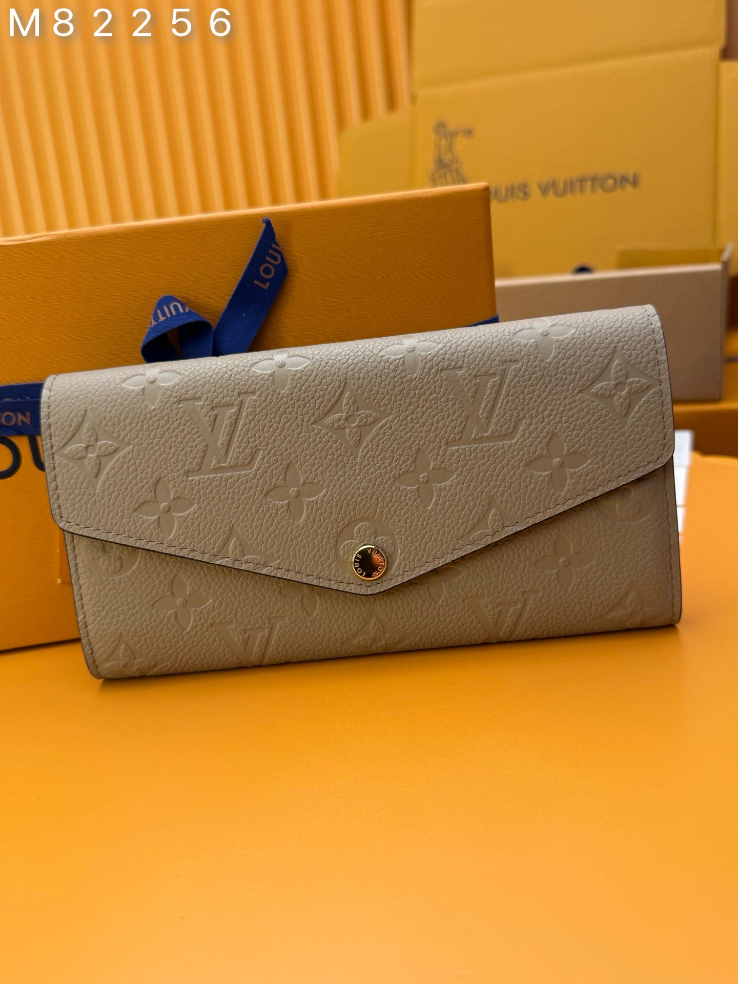 NO:673828,M82256 'Special Duty Free' [Official special edition·First-class material·All-steel hardware·Dynamic chip·Full set of packaging] This Sarah wallet is made of Monogram Empreinte leather embossed with the classic Monogram pattern, with an envelope-style flap to open the credit card compartment and zipper coin pocket. 19x10.5x2cm, LV wallet, louis vuitton, wallets19860909M82256《特級免稅》[官方专版·一級材料·全鋼五金· 动态芯片·全套包裝］本款 Sarah钱夹为Monogram Empreinte皮革压印经典Monogram图案,以信封式翻盖开启信用卡卡片夹层和拉链零钱袋.19x10.5x2cm,LV钱包,louis vuitton,wallets,欧美剧