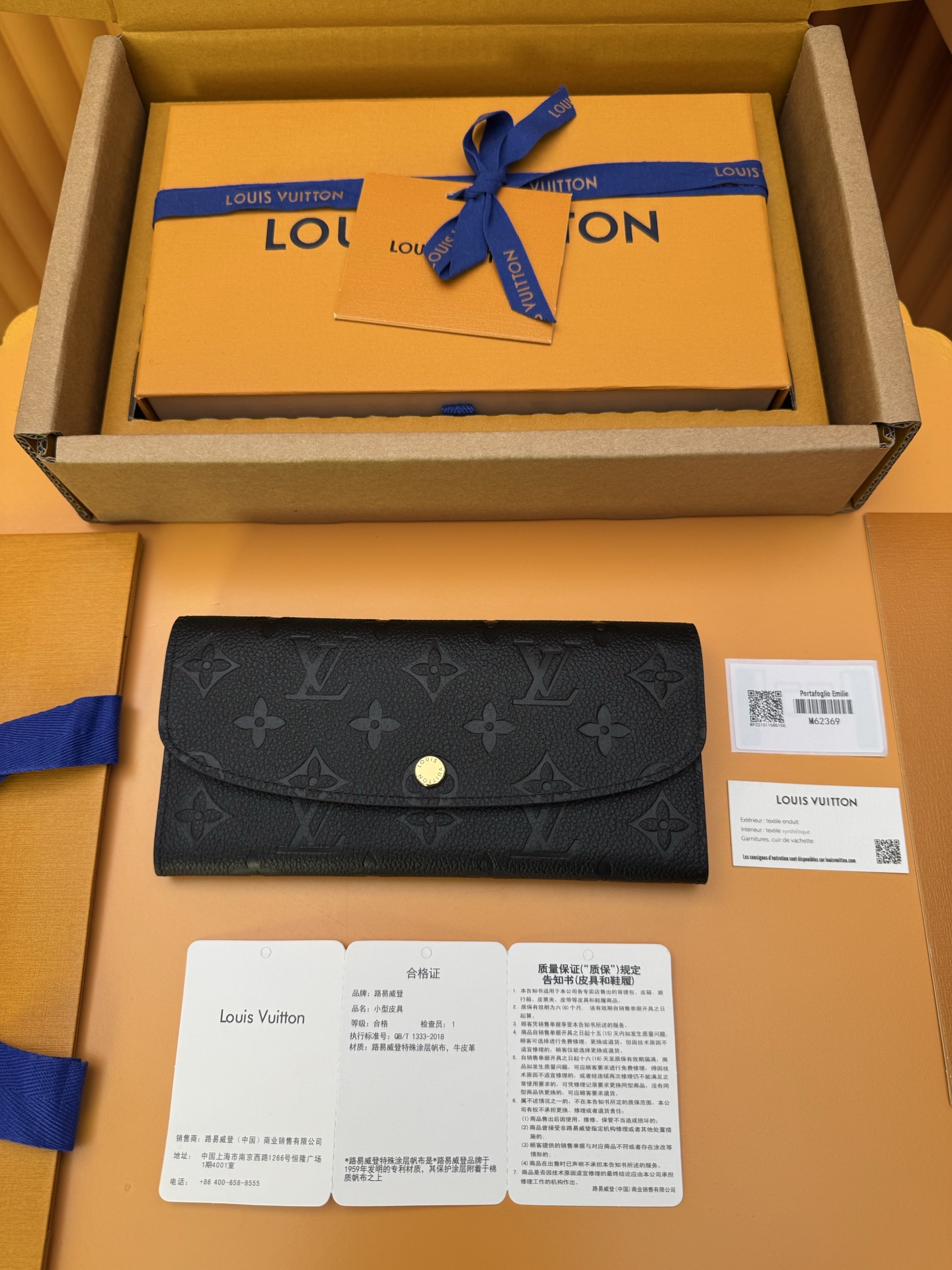NO:674344,M62369 'Special Duty Free' [Official special edition·First class material·All steel hardware·Dynamic chip·Full set of packaging] This Emilie wallet is made of Monogram Empreinte leather and decorated with the iconic Monogram Graphically embossed and lined with soft contrasting grained leather. The envelope-style flap is secured by tonal snaps and the interior is organized with a large compartment, zippered coin pocket and multiple card slots. 19x10x2cm, LV wallet, louis vuitton, wallets19860909M62369 《特級免稅》[官方专版·一級材料·全鋼五金· 动态芯片·全套包裝］ 本款 Emilie 钱夹采用Monogram Empreinte皮革制成,饰有标志性 Monogram 图案压纹,以柔软的对比色粒面皮革为内衬.信封式翻盖由同色按扣固定,内部设有1个大号隔层、拉链硬币袋和多个卡片夹层,结构井然有序.19x10x2cm,LV钱包,louis vuitton,wallets,欧美剧
