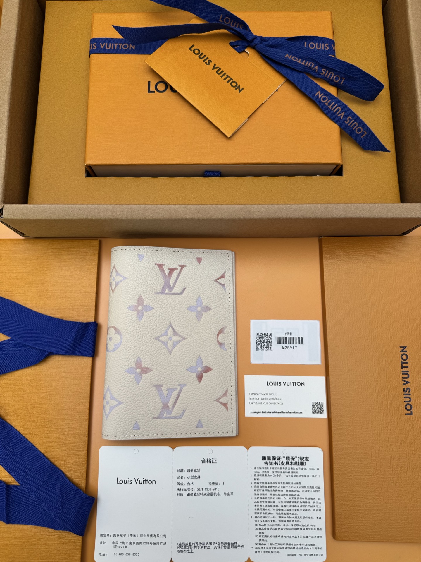 NO:741076,M25917 'Special Duty Free' [Official special edition·First-class material·All-steel hardware·Dynamic chip·Full package] This passport case is made of Monogram Empreinte leather to render dreamy colors, and it is lining with cow leather to release a sophisticated style. It is suitable for matching with various handbags. It has compartments for storing travel documents and a card compartment, making it an elegant gift choice. 10x14x2.5cm, LV wallet, louis vuitton,wallets,cowhide19860909M25917《特級免稅》[官方专版·一級材料·全鋼五金·动态芯片·全套包裝］本款护照套为Monogram Empreinte皮革渲染梦幻色彩,与牛皮革内衬一道释放考究风范,与各式手袋搭配相宜.内设可收纳旅行证件的隔层和卡片夹层,成就典雅赠礼之选.10x14x2.5cm,LV钱包,louis vuitton,wallets,cowhide,欧美剧