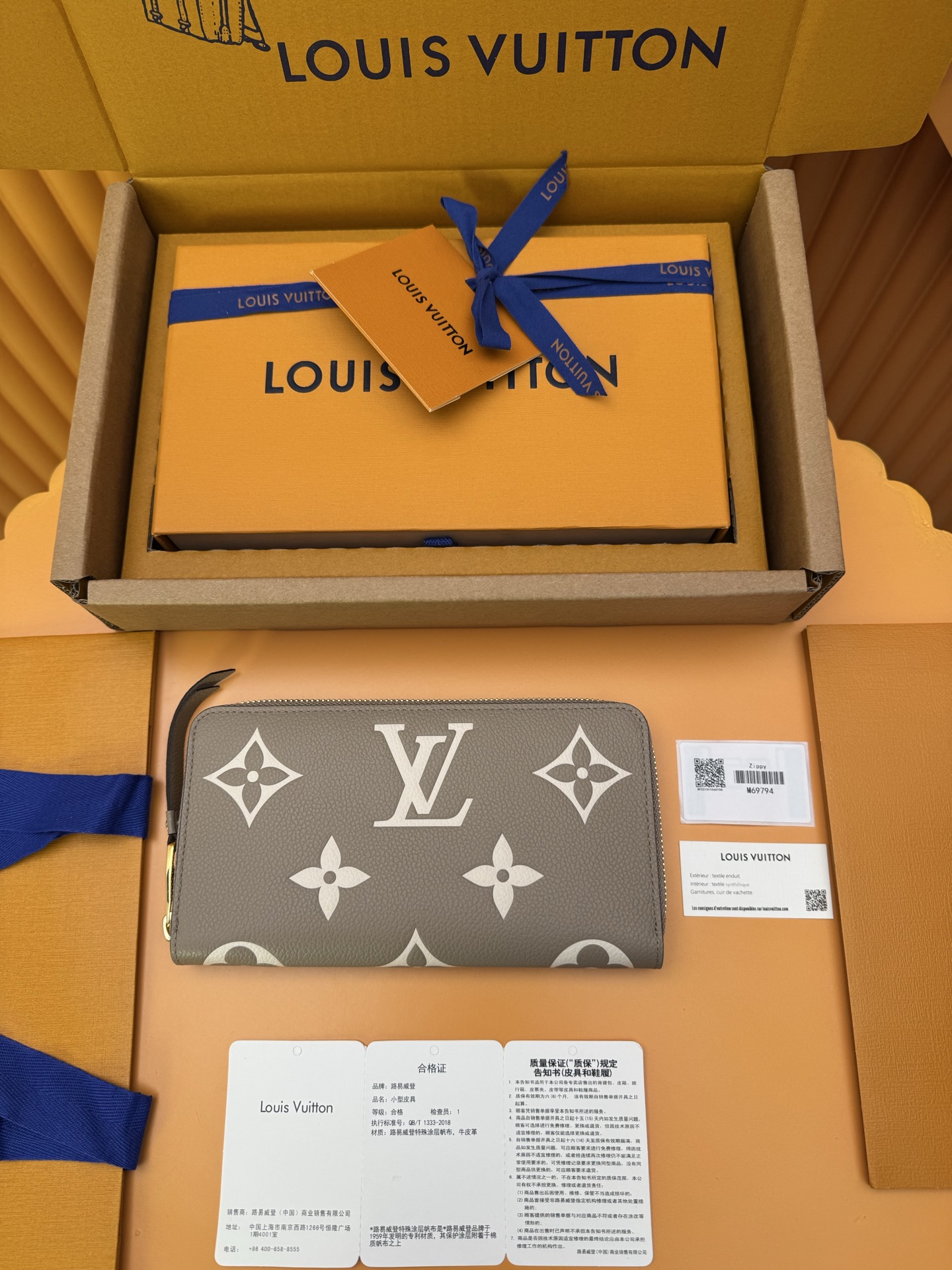 NO:718166,M69794 'Special Duty Free' [Official special edition·First-class material·All-steel hardware·Dynamic chip·Full package] This Zippy wallet is made of two-color Monogram fingerprint leather, cowhide, with Monogram pattern printed on it. The company's iconic model, it is famous for its secure integral sliding closure, and the interior has multiple pockets, partitions and slots for cards. 19.5 x 10.5 x 2.5cm, LV wallet, louis vuitton,wallets,cowhide19860909M69794 《特級免稅》[官方专版·一級材料·全鋼五金· 动态芯片·全套包裝］ 这款Zippy钱包采用双色Monogram指纹皮革,牛皮,上面印有Monogram图案.该公司的标志性模型,它以其安全的整体滑动关闭而闻名,内饰有多个口袋,卡片的隔板和插槽.19.5 x 10.5 x 2.5cm,LV钱包,louis vuitton,wallets,cowhide,欧美剧