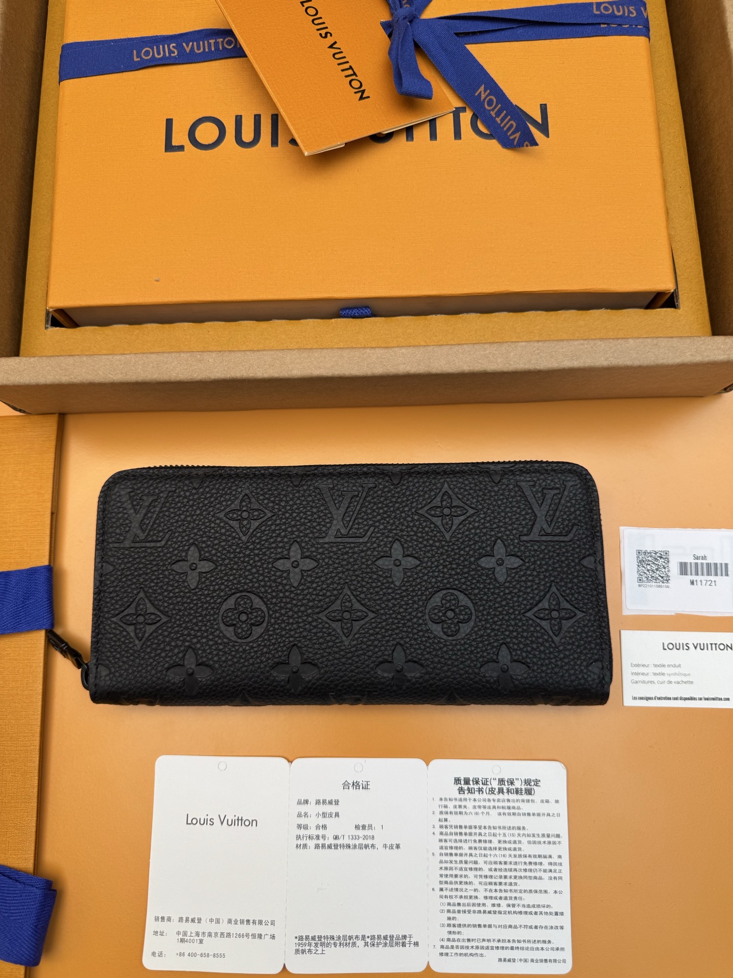 NO:674332,M11721 'Special Duty Free' [Official special edition·First-class material·All-steel hardware·Dynamic chip·Full set of packaging] Horizontal Zippy wallet horizontal section adopts Taurillon Made of Monogram leather. This is a reimagining of the traditional Zippy wallet vertical style, using a horizontal design to enhance its functionality. This zippered wallet's practical design includes a main compartment with a zippered pocket in the center; six card slots on each side; and two flat pockets for banknotes or receipts. 21x10x2.5cm, LV wallet, louis vuitton, wallets19860909M11721《特級免稅》[官方专版·一級材料·全鋼五金·动态芯片·全套包裝］水平款Zippy钱包横款采用Taurillon Monogram皮革制成.这是对传统Zippy钱包竖款的一次重新构想,采用了横向设计,以增强其功能性.这款拉链式钱包实用设计包括一个主隔层,其中央有一个拉链口袋;两侧各有六个卡片插口;以及两个扁平口袋,用于放置纸币或收据.21x10x2.5cm,LV钱包,louis vuitton,wallets,欧美剧