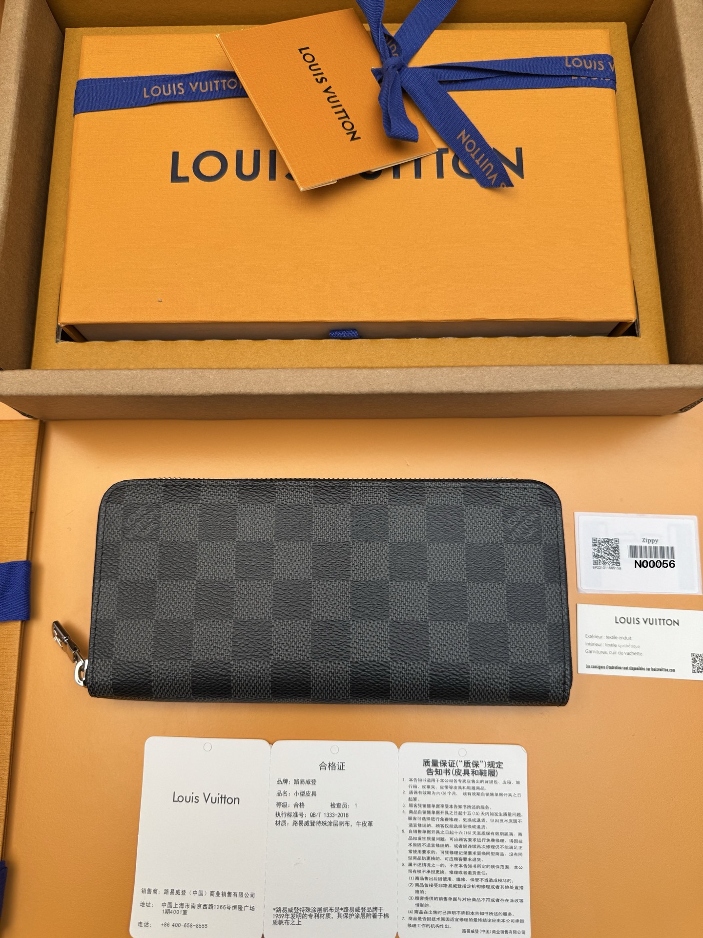 NO:763608,N00056 'Special Duty Free' [Official Special Edition·First Class Material·All Steel Hardware·163 Chips·Complete Packaging] The horizontal zipper wallet horizontal section is made of Damier graphite canvas with silver metal accessories. This is a reimagining of the traditional Zippy wallet vertical section, changed to horizontal design to enhance its functionality. The practical design of this zippered wallet includes a main compartment with a zippered pocket in the center; six card slots on each side; and two flat pockets for banknotes or receipts. 21x10x2.5cm, LV wallet, louis vuitton,wallets19860909N00056《特級免稅》[官方专版·一級材料·全鋼五金·163芯片·全套包裝］水平拉链钱包横款采用达米耶石墨帆布制成,搭配银色金属配件.这是对传统Zippy钱包竖款的一次重新构想,改为横款设计,以增强其功能性.这款拉链式钱包实用设计包括一个主隔层,其中央有一个拉链口袋;两侧各有六个卡片插槽;以及两个用于存放纸币或收据的扁平口袋.21x10x2.5cm,LV钱包,louis vuitton,wallets,欧美剧