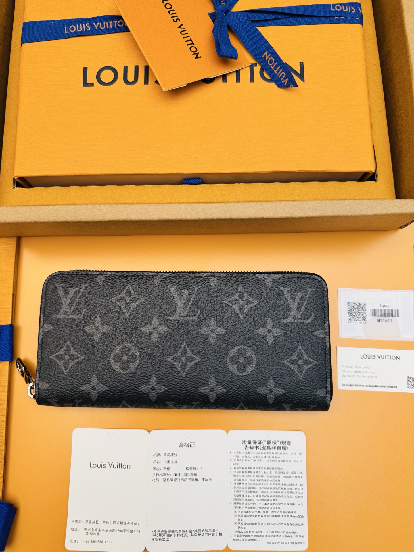 NO:674321,M11611 'Special Duty Free' [Official special edition·First class material·All steel hardware·Dynamic chip·Full set of packaging] Horizontal Zippy wallet horizontal section adopts Monogram Made of Eclipse canvas with ruthenium-colored hardware. This is a reimagining of the traditional Zippy wallet vertical style, using a horizontal design to enhance its functionality. This zippered wallet's practical design includes a main compartment with a zippered pocket in the center; six card slots on each side; and two flat pockets for banknotes or receipts. 21x10x2.5cm, LV wallet, louis vuitton, wallets19860909M11611《特級免稅》[官方专版·一級材料·全鋼五金·动态芯片·全套包裝］水平款Zippy钱包横款采用Monogram Eclipse帆布制成,配有钌色金属配件.这是对传统Zippy钱包竖款的一次重新构想,采用了横向设计,以增强其功能性.这款拉链式钱包实用设计包括一个主隔层,其中央有一个拉链口袋;两侧各有六个卡片插槽;以及两个用于存放纸币或收据的扁平口袋.21x10x2.5cm,LV钱包,louis vuitton,wallets,欧美剧