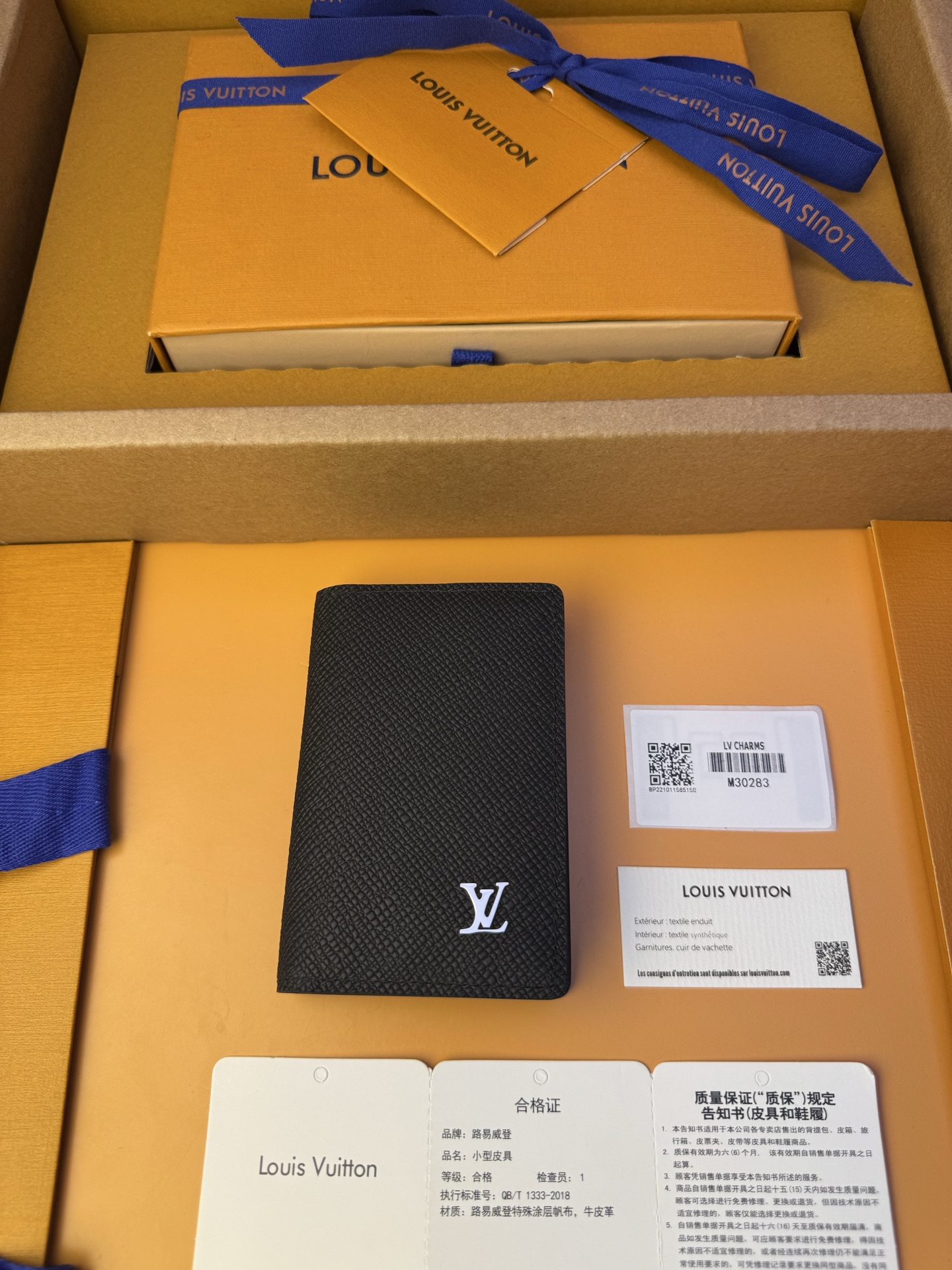 NO:718181,M30283 'Special Duty Free' [Official Special Edition·First Class Material·All Steel Hardware·Dynamic Chip·Full Package] With a total of six pockets and three card slots, this handbag organizer lives up to its name. Made of two-tone taiga leather with embossing, it is one of Maison's signature pieces, both flexible and sturdy. This compact and versatile wallet is embellished with the silver LV logo. 7.5x11.1x1cm, LV wallet, louis vuitton, wallets19860909M30283 《特級免稅》[官方专版·一級材料·全鋼五金· 动态芯片·全套包裝］ 共有六個口袋和三個卡槽,這個手提包組織者名副其實.它由雙色的泰加皮革製成,帶有壓花,是Maison的標誌性單品之一,既靈活又堅固.這款小巧多功能的錢包由銀色LV標誌點綴.7.5x11.1x1cm,LV钱包,louis vuitton,wallets,欧美剧