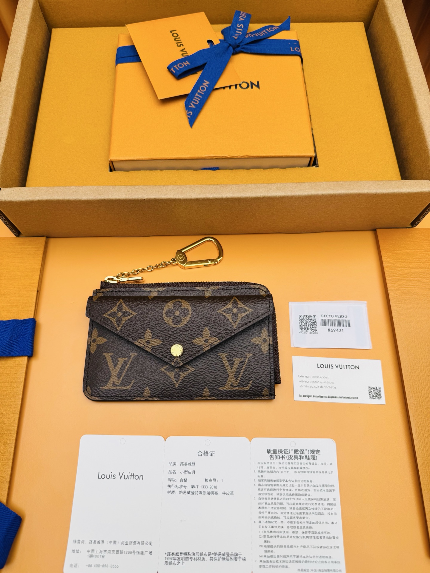 NO:763589,M69431 'Special Duty Free' [Official special edition·First class material·All steel hardware·Dynamic chip·Full set of packaging] Recto Verso card holder is classic Monogram The canvas is outlined with neat leather trim, and the coin compartment is opened with a wide L-shaped zipper. It is equipped with an envelope-style front pocket, a central pocket that can store folded banknotes and a rear card slot. It can also be fixed to a handbag or belt with a hook buckle. 13.0x9.5x2.5cm, LV wallet, louis vuitton, versace, wallets19860909M69431 《特級免稅》[官方专版·一級材料·全鋼五金· 动态芯片·全套包裝］ Recto Verso 卡夹为经典Monogram 帆布勾勒利落皮革饰边,以L形宽拉链开启零钱隔层,搭配信封式前袋、可收纳折叠钞票的中央口袋和后侧卡位,亦可利用钩扣固定于手袋或腰带.13.0x9.5x2.5cm,LV钱包,louis vuitton,versace,wallets,欧美剧