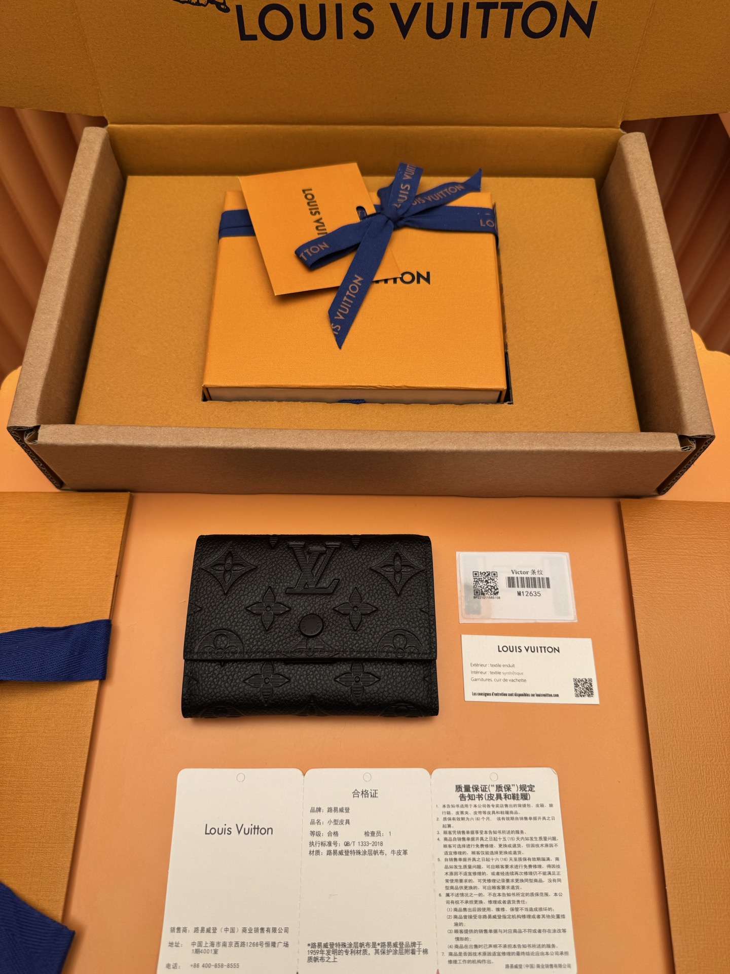 NO:674611,M12635 Stripe 'Special Duty Free' [Official Special Edition·First Class Material·All Steel Hardware·Dynamic Chip·Full Package] Lightly embossed single-body patterned single-body shadow leather, updated with a 'Quite Luxurious' atmosphere, compact size 'Victor Wallet'. In addition to a zippered pocket, it comes with a practical interior including a bill and receipt pocket and five card slots. With 'Louis The snap-opening flap with the Vuitton' logo is also very attractive. 11.5x9x2.5cm, LV wallet, louis vuitton, louis vuitton, wallets19860909M12635条纹 《特級免稅》[官方专版·一級材料·全鋼五金· 动态芯片·全套包裝］ 轻巧地用压花加工的单体图案的单体影子皮革,更新为“奎特奢华”的氛围,紧凑尺寸的“维克多钱包”.除了一个带拉链的口袋外,它还配有实用的内饰,包括纸币和收据口袋和五个卡槽.带有“Louis Vuitton”标志的按扣开合的翻盖也很有魅力.11.5x9x2.5cm,LV钱包,louis vuitton,louis vuitton,wallets,欧美剧