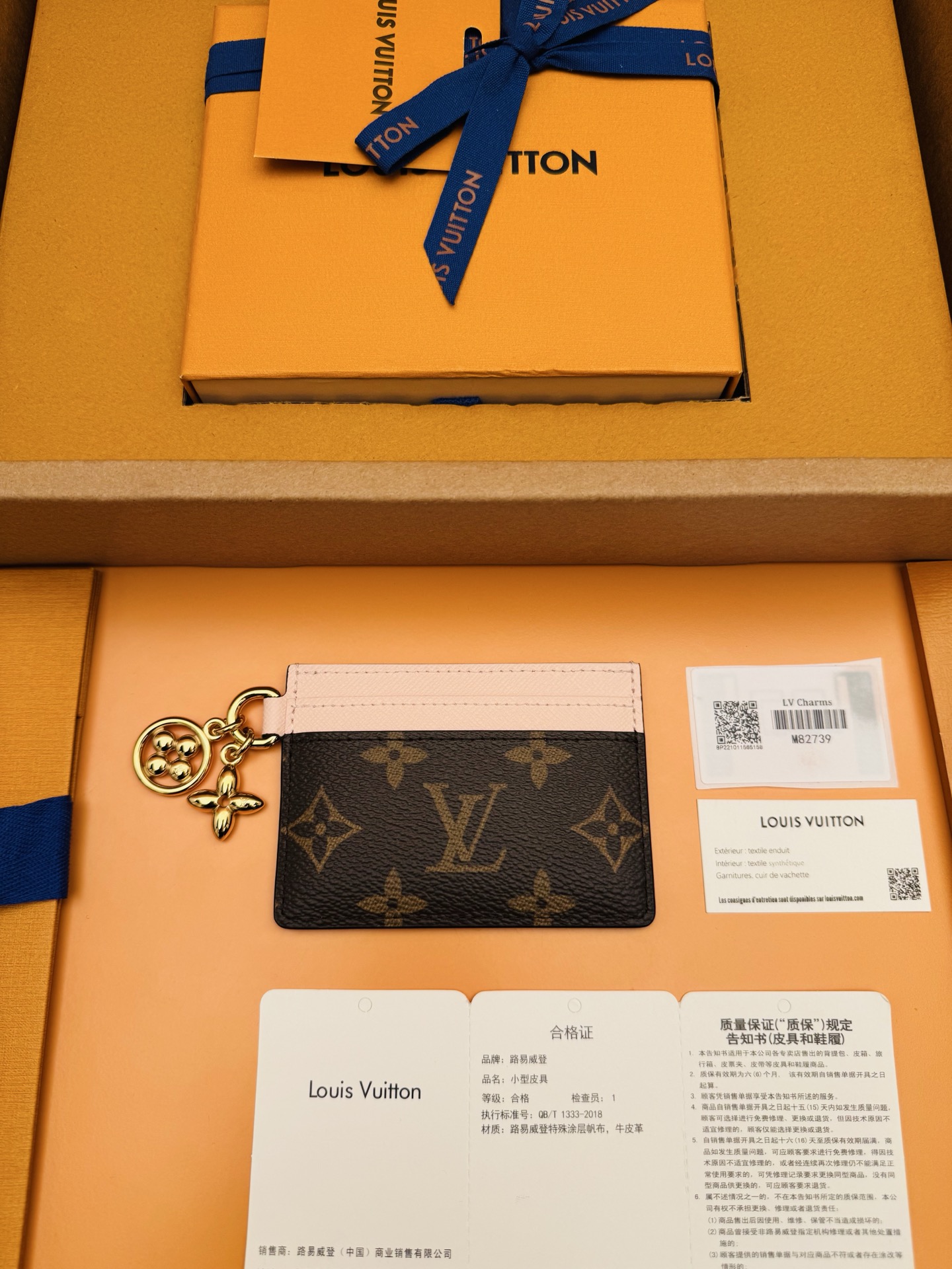 NO:674615,M82739 'Special Duty Free' [Official special edition·First-class material·All steel hardware·163 chips·Full set of packaging] This LV Charms card holder is made of Monogram coated canvas and cow leather, with card slots balanced on both sides of the large compartment. The Monogram floral decoration exudes a lustrous light, making it a good choice for gifts. 10.2x7.3x0.3cm, LV wallet, louis vuitton, wallets, cowhide19860909M82739 《特級免稅》[官方专版·一級材料·全鋼五金·163芯片·全套包裝］本款LV Charms卡夹取材Monogram 涂层帆布和牛皮革,为大号隔层两侧均衡配置卡片夹层.Monogram 花卉装饰散发莹泽光芒,成就赠礼佳选.10.2x7.3x0.3cm,LV钱包,louis vuitton,wallets,cowhide,欧美剧