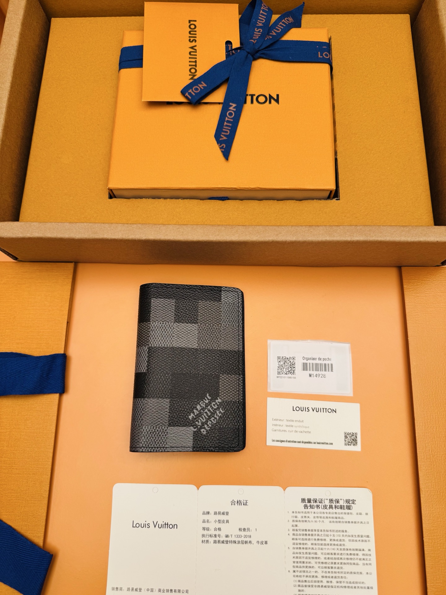 NO:741075,M14928 'Special Duty Free' [Official special edition·First-class material·All-steel hardware·Dynamic chip·Full set of packaging] This pocket wallet is made of Damoflage Black coated canvas to create a handsome configuration. The pixelated pattern reveals a modern charm and interprets the inspiration of Damier Graphite canvas. The compact configuration has a card compartment, an inner pocket and a rear outer pocket, and can be easily placed in most pockets. 7.5x11.1x1cm, LV wallet, louis vuitton,wallets19860909M14928《特級免稅》[官方专版·一級材料·全鋼五金· 动态芯片·全套包裝]本款口袋钱夹以Damoflage Black 涂层帆布塑造俊朗构型.像素化图案流露摩登韵致,诠释Damier Graphite帆布的灵感启发.紧凑构型设有卡片夹层、内袋和后部外袋,亦可轻松置于多数口袋.7.5x11.1x1cm,LV钱包,louis vuitton,wallets,欧美剧