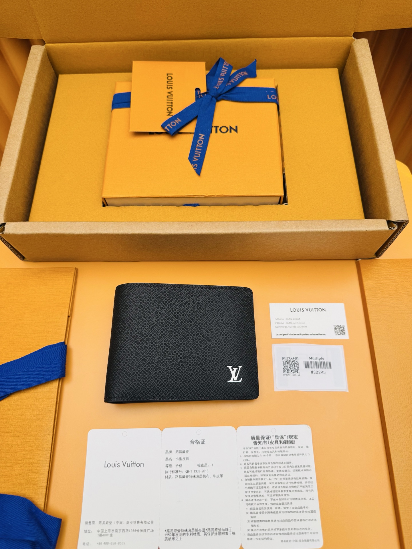 NO:674325,M30295 'Special Duty Free' [Official Special Edition·First Class Material·All Steel Hardware·Dynamic Chip·Full Packaging] Made of Maison's two-tone embossed Taiga leather, this multipurpose wallet is a functional and elegant accessory in a compact format. Flexible and durable, it includes multiple slots for cards and two compartments for receipts and banknotes. This model is decorated with silver LV Initials signature. 11.5x9x1.5cm, LV Wallet, Louis vuitton,wallets19860909M30295 《特級免稅》[官方专版·一級材料·全鋼五金· 动态芯片·全套包裝］ 採用Maison的雙色壓花泰加皮革製成,這款多用途錢包採用緊湊的格式,是一款功能性和優雅的配件.靈活且耐用,它包括卡片的多個插槽以及收據和鈔票的兩個隔間.此模型裝飾著銀色LV Initials簽名.11.5x9x1.5cm,LV钱包,louis vuitton,wallets,欧美剧