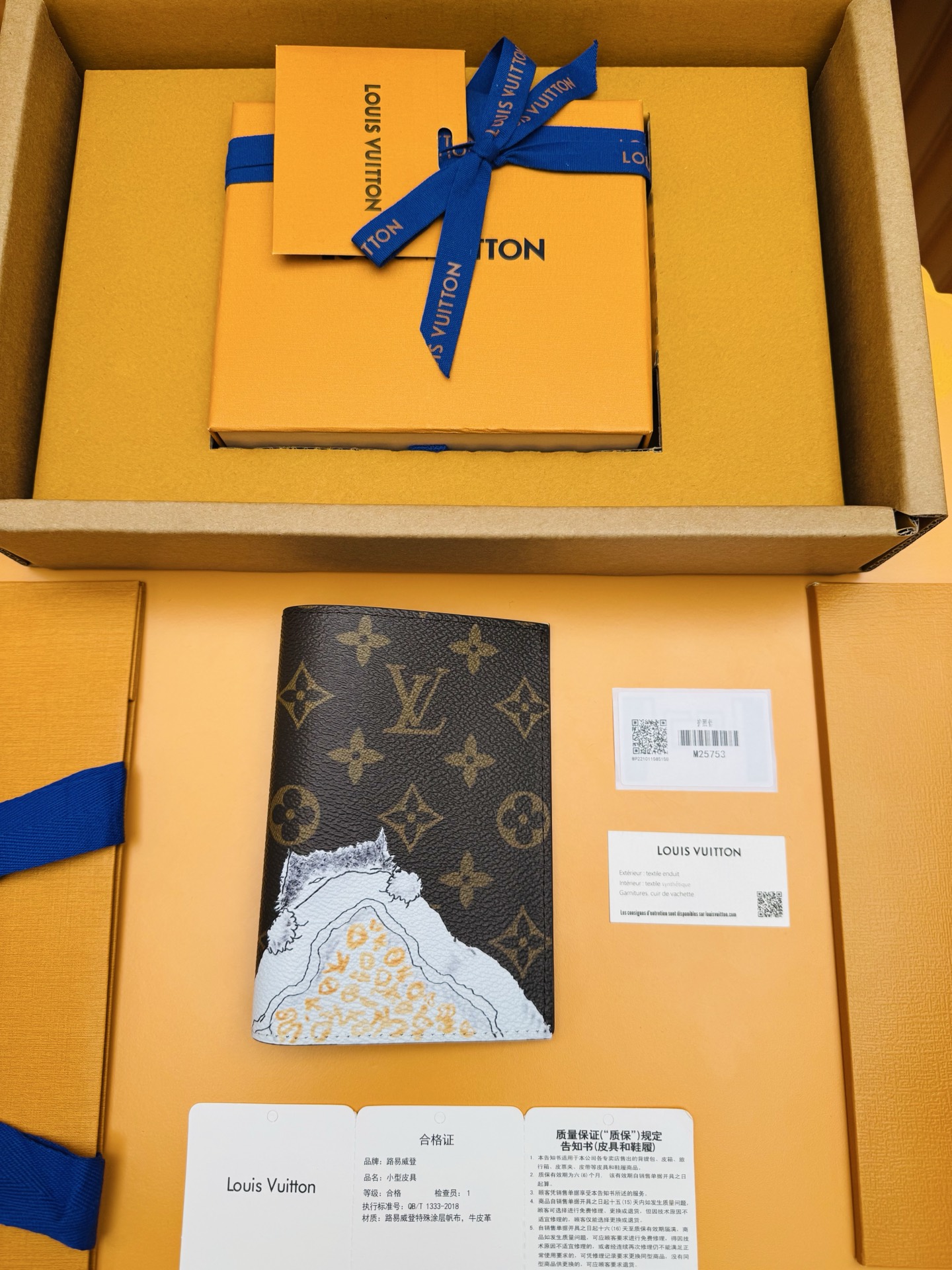 NO:763576,M25753 'Special Duty Free' [Official special edition·First-class material·All-steel hardware·Dynamic chip·Full set of packaging] This passport cover is made of Monogram canvas, with hand-drawn illustrations by Grace Coddington, the former special creative director of American Vogue, added to LV Travels With series is an interesting choice for pet lovers. The design of credit card compartment, patch pocket and flap pocket shows functional considerations, which can be easily used for a weekend break or a long vacation. 10x14x2.5cm, LV wallet, louis vuitton, wallets19860909M25753《特級免稅》[官方专版·一級材料·全鋼五金· 动态芯片·全套包裝]本款护照套取材Monogram帆布,携美国版《Vogue》前特约创意总监Grace Coddington 的手绘插画加入LV Travels With系列,为爱宠人士再添妙趣佳选.信用卡夹层,贴袋和翻盖口袋设计彰显功能考量,周末小憩或悠长假期皆可轻松驾驭.10x14x2.5cm,LV钱包,louis vuitton,wallets,欧美剧