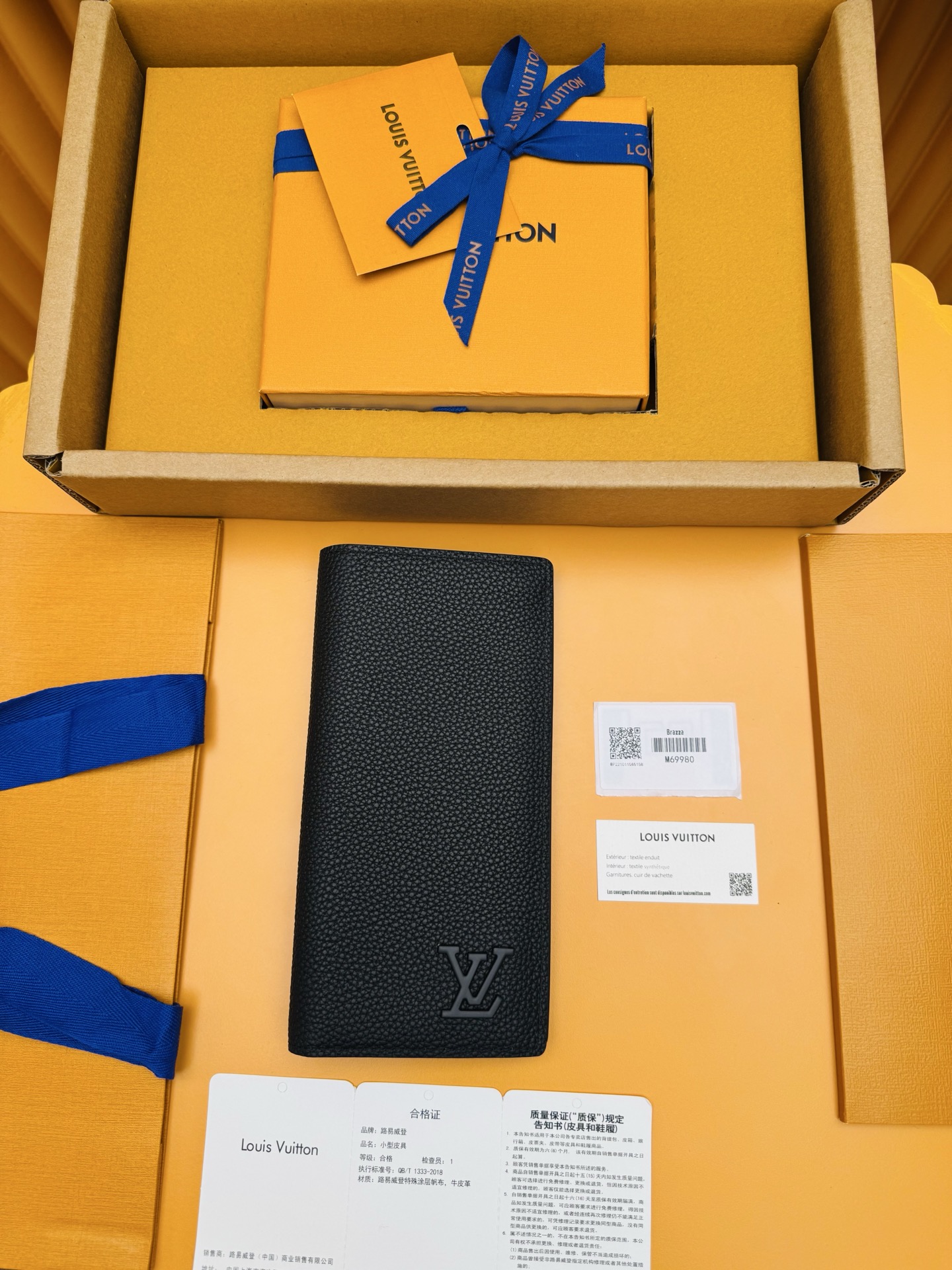 NO:674327,M69980 'Special Class Duty Free' [Official Special Edition·First Class Material·All Steel Hardware·163 Chips·Full Packaging] This new LV Aerogram Edition Brazza wallet exudes subtle yet eye-catching elegance. The black calfskin has been specially treated to enhance its luxurious texture and is paired with a metal 'LV' logo to understate the brand. With 17 card slots and compartments for cash, documents and coins, it is a practical accessory and an LV The perfect complement to the Aerogram bag.10x19x2cm,LV wallet,louis vuitton,wallets,cowhide19860909M69980《特級免稅》[官方专版·一級材料·全鋼五金·163芯片·全套包裝］这款新的LV Aerogram版Brazza钱包散发着微妙而引人注目的优雅.黑色小牛皮经过特别处理,以增强其奢华的纹理,并配以金属“LV”标志,低调地彰显品牌特色.它拥有17个卡槽以及用于存放现金、文件和硬币的隔层,是一款实用的配饰,也是LV Aerogram包的完美补充.10x19x2cm,LV钱包,louis vuitton,wallets,cowhide,欧美剧