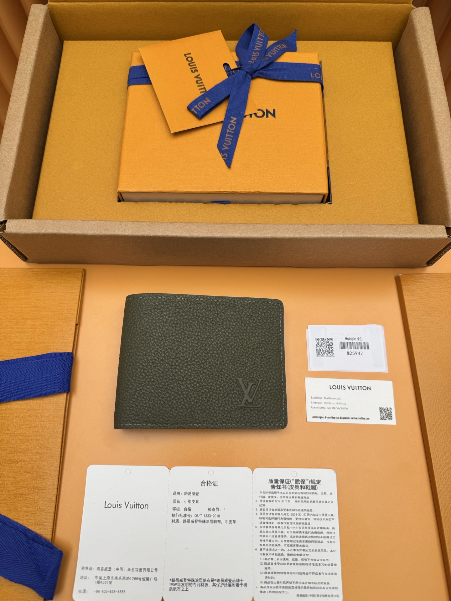 NO:674617,M25947 'Special Duty Free' [Official special edition·First-class material·All-steel hardware·Dynamic chip·Full set of packaging] This Multiple wallet is made of flexible waxed cow leather to show its elegant style. LV letter embossing and fine grain texture create a pleasant touch. The compact structure is equipped with card slots, bill compartments, inner pockets and banknote compartments, which can flexibly meet storage needs. 11.5x9x1.5cm, LV wallet, louis vuitton,wallets,cowhide19860909M25947《特級免稅》[官方专版·一級材料·全鋼五金· 动态芯片·全套包裝]本款 Multiple 钱夹以柔韧蜡面牛皮革展露优雅格调.LV字母压纹与细腻粒面纹理共筑愉悦触感,紧凑构型设有卡位、票据夹层、内袋及钞票隔层,可灵活满足收纳需求.11.5x9x1.5cm,LV钱包,louis vuitton,wallets,cowhide,欧美剧