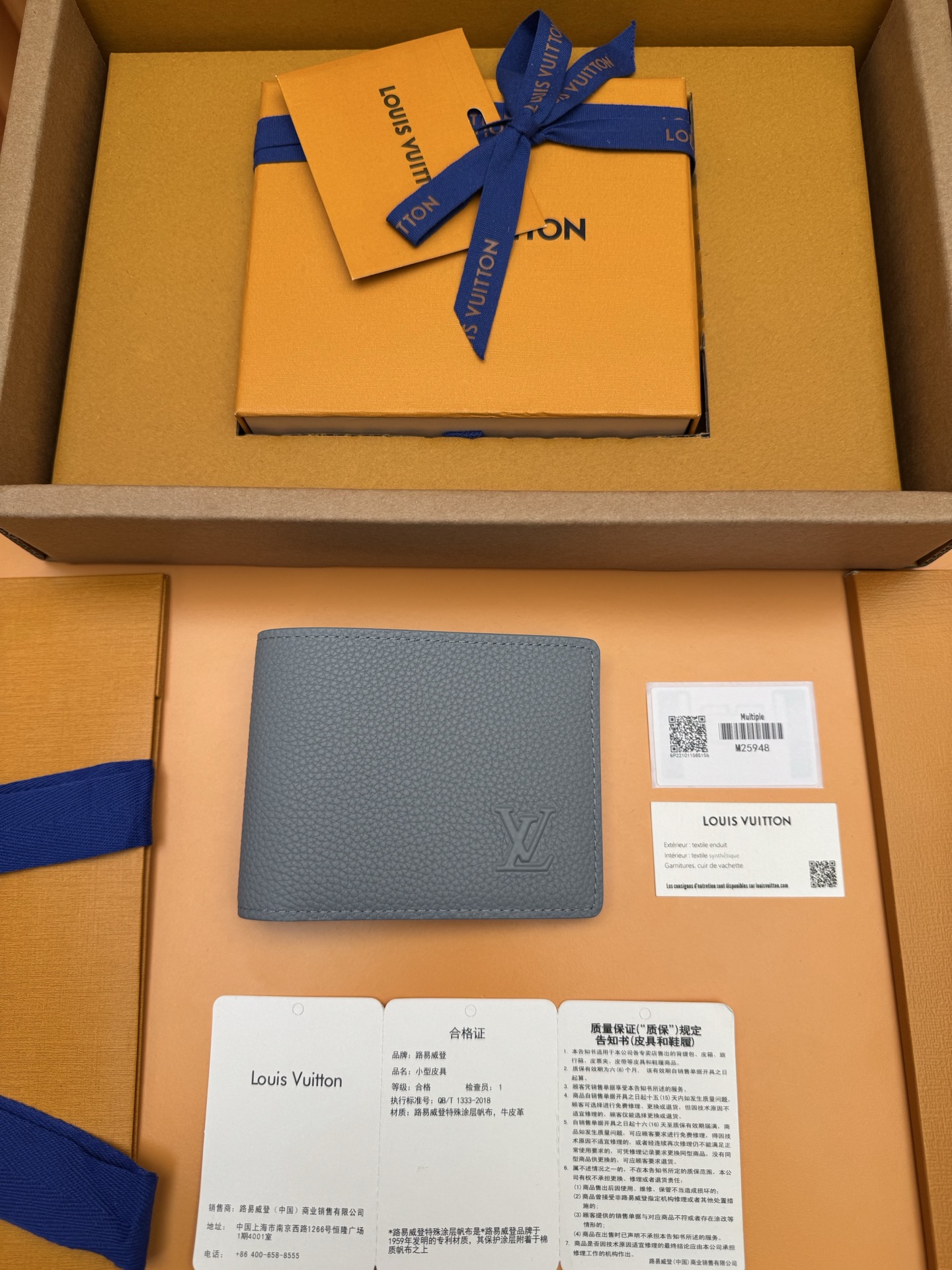 NO:674620,M25948 'Special Duty Free' [Official special edition·First-class material·All-steel hardware·Dynamic chip·Full set of packaging] This Multiple wallet is made of flexible waxed cow leather to show its elegant style. LV letter embossing and fine grain texture create a pleasant touch. The compact structure is equipped with card slots, bill compartments, inner pockets and banknote compartments, which can flexibly meet storage needs. 11.5x9x1.5cm, LV wallet, louis vuitton,wallets,cowhide19860909M25948《特級免稅》[官方专版·一級材料·全鋼五金· 动态芯片·全套包裝]本款 Multiple 钱夹以柔韧蜡面牛皮革展露优雅格调.LV字母压纹与细腻粒面纹理共筑愉悦触感,紧凑构型设有卡位、票据夹层、内袋及钞票隔层,可灵活满足收纳需求.11.5x9x1.5cm,LV钱包,louis vuitton,wallets,cowhide,欧美剧