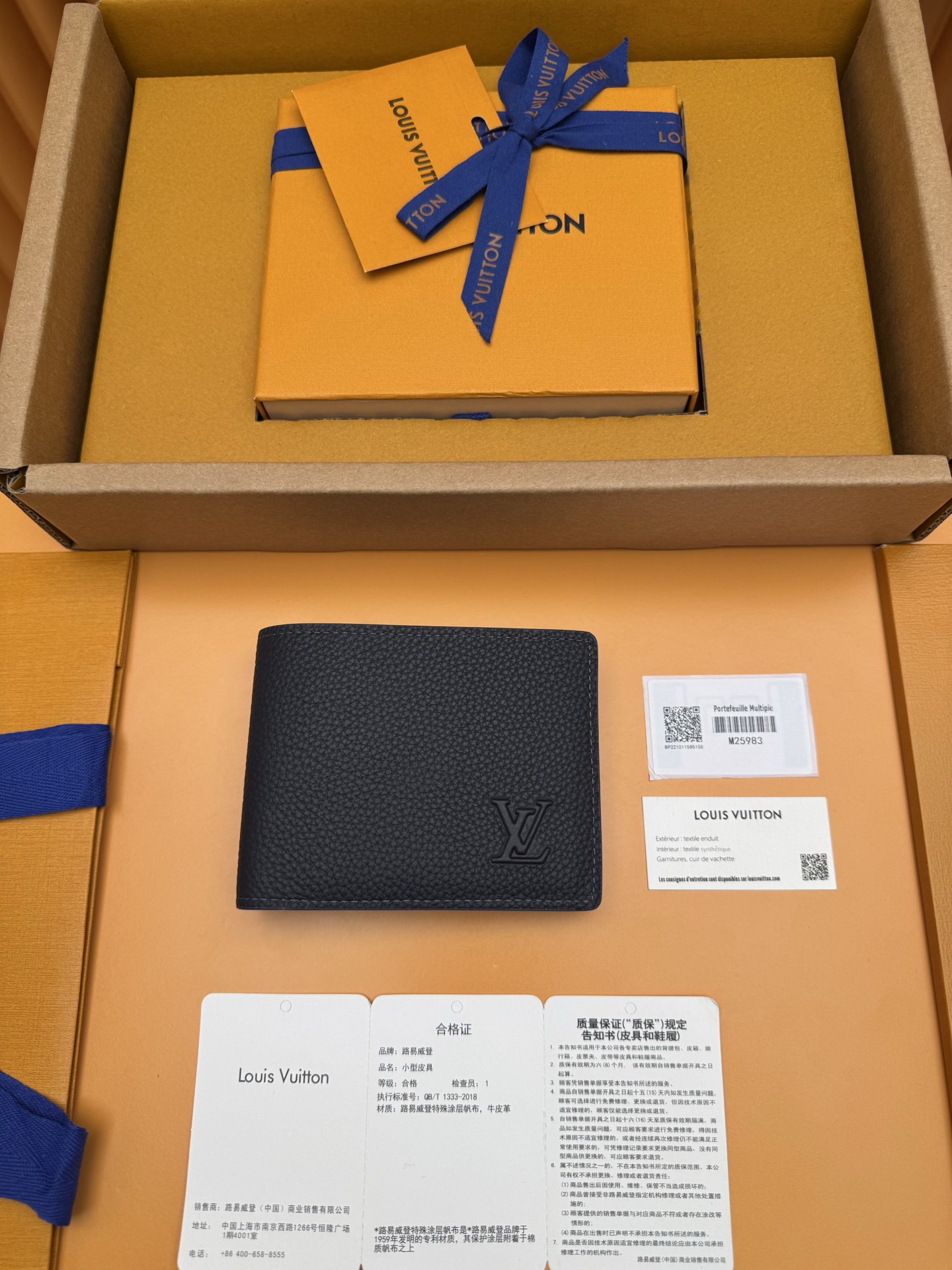 NO:674622,M25983 'Special Duty Free' [Official special edition·First-class material·All-steel hardware·Dynamic chip·Full set of packaging] This Multiple wallet is made of flexible waxed cow leather to show its elegant style. LV letter embossing and fine grain texture create a pleasant touch. The compact structure is equipped with card slots, bill compartments, inner pockets and banknote compartments, which can flexibly meet storage needs. 11.5x9x1.5cm, LV wallet, louis vuitton,wallets,cowhide19860909M25983《特級免稅》[官方专版·一級材料·全鋼五金· 动态芯片·全套包裝]本款 Multiple 钱夹以柔韧蜡面牛皮革展露优雅格调.LV字母压纹与细腻粒面纹理共筑愉悦触感,紧凑构型设有卡位、票据夹层、内袋及钞票隔层,可灵活满足收纳需求.11.5x9x1.5cm,LV钱包,louis vuitton,wallets,cowhide,欧美剧