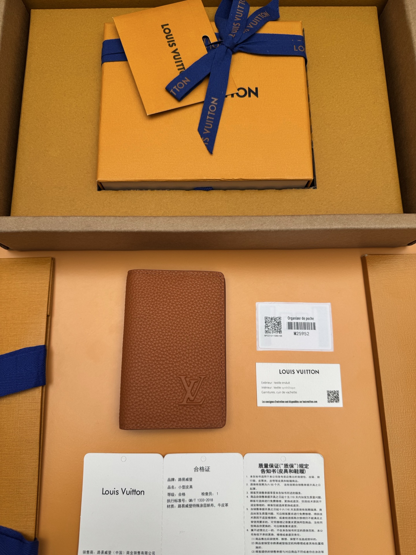 NO:674596,M25952 'Special Duty Free' [Official special edition·First-grade material·All-steel hardware·Dynamic chip·Full set of packaging] This pocket wallet is from the LVAerogram series. It is made of light and flexible waxed cow leather to bring a pleasant tactile experience. The cowhide interior is equipped with a card compartment and pockets, and the outer back pocket adds functional considerations. 7.5x11.1x1cm, LV wallet, louis vuitton, wallets, cowhide19860909M25952《特級免稅》[官方专版·一級材料·全鋼五金· 动态芯片·全套包裝]本款口袋钱夹出自LVAerogram系列,以轻盈柔韧的蜡面牛皮革带来愉悦触感体验.牛皮革内里设有卡片夹层和口袋,外侧后袋再添功能考量.7.5x11.1x1cm,LV钱包,louis vuitton,wallets,cowhide,欧美剧