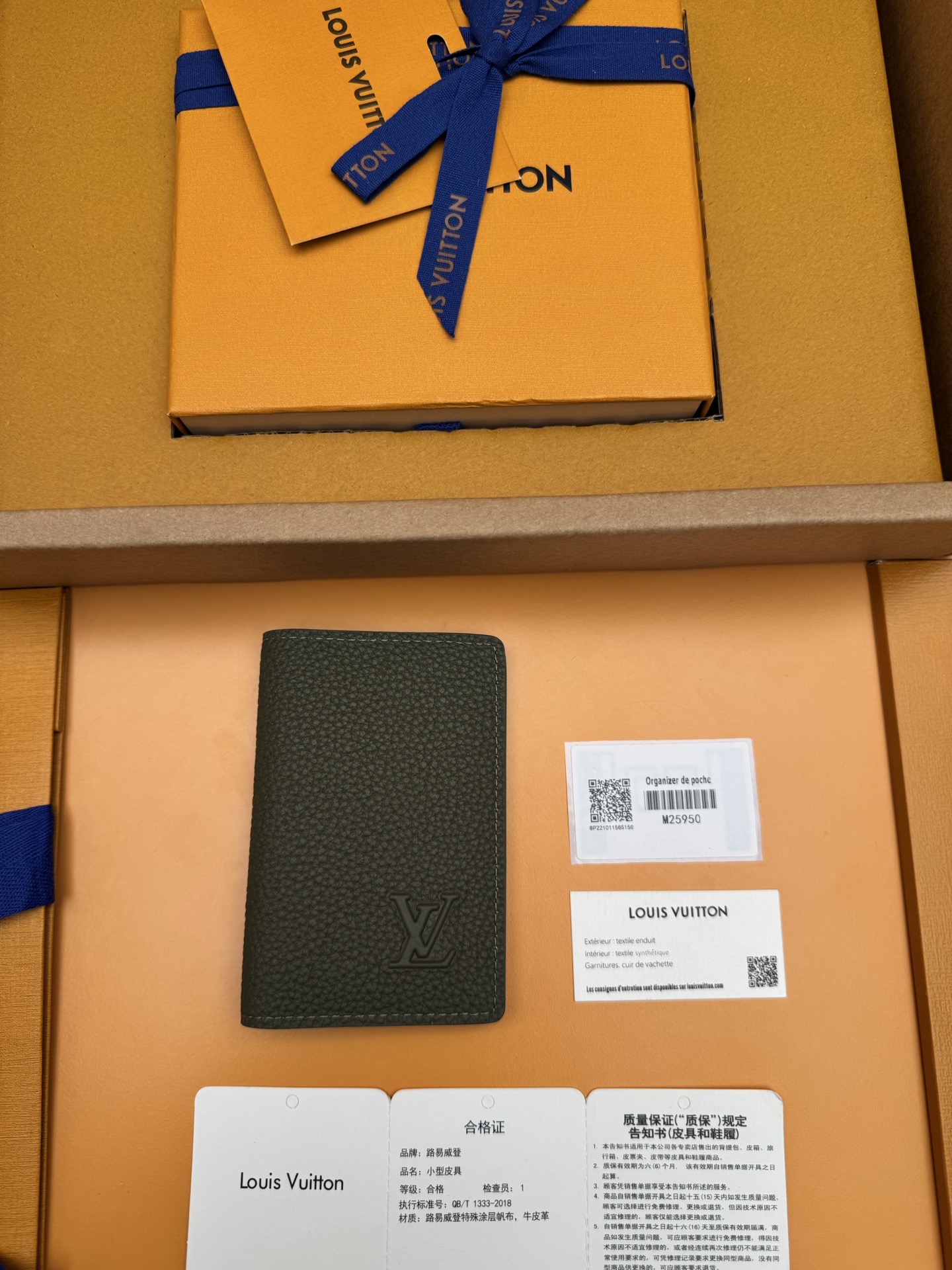 NO:674599,M25950 'Special Duty Free' [Official special edition·First-class material·All-steel hardware·Dynamic chip·Full set of packaging] This pocket wallet is from the LVAerogram series. It is made of light and flexible waxed cow leather to bring a pleasant tactile experience. The cowhide interior is equipped with a card compartment and pockets, and the outer back pocket adds functional considerations. 7.5x11.1x1cm, LV wallet, louis vuitton, wallets, cowhide19860909M25950《特級免稅》[官方专版·一級材料·全鋼五金· 动态芯片·全套包裝]本款口袋钱夹出自LVAerogram系列,以轻盈柔韧的蜡面牛皮革带来愉悦触感体验.牛皮革内里设有卡片夹层和口袋,外侧后袋再添功能考量.7.5x11.1x1cm,LV钱包,louis vuitton,wallets,cowhide,欧美剧