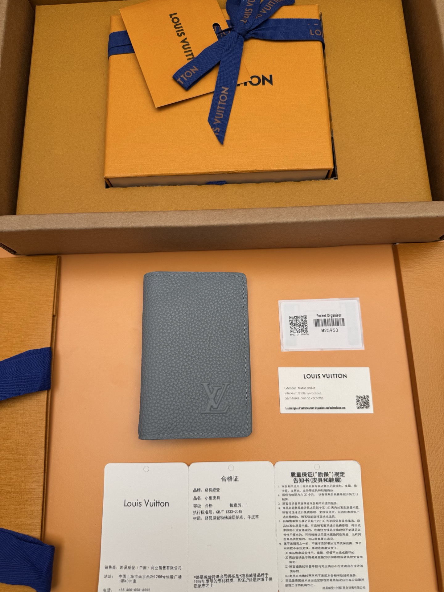 NO:674602,M25953 'Special Duty Free' [Official special edition·First-grade material·All-steel hardware·Dynamic chip·Full set of packaging] This pocket wallet is from the LVAerogram series and is made of light and flexible waxed cow leather to bring a pleasant tactile experience. The cowhide interior is equipped with a card compartment and pockets, and the outer back pocket adds functional considerations. 7.5x11.1x1cm, LV wallet, louis vuitton, wallets, cowhide19860909M25953《特級免稅》[官方专版·一級材料·全鋼五金· 动态芯片·全套包裝]本款口袋钱夹出自LVAerogram系列,以轻盈柔韧的蜡面牛皮革带来愉悦触感体验.牛皮革内里设有卡片夹层和口袋,外侧后袋再添功能考量.7.5x11.1x1cm,LV钱包,louis vuitton,wallets,cowhide,欧美剧