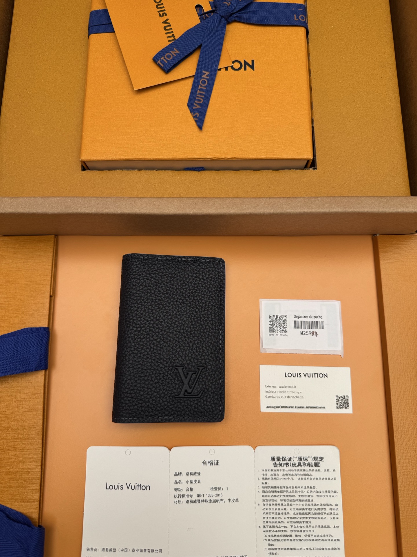 NO:674605,M25984 'Special Duty Free' [Official special edition·First-class material·All-steel hardware·Dynamic chip·Full set of packaging] This pocket wallet is from the LVAerogram series. It is made of light and flexible waxed cow leather to bring a pleasant tactile experience. The cowhide interior is equipped with card compartments and pockets, and the outer back pocket adds functional considerations. 7.5x11.1x1cm, LV wallet, louis vuitton, wallets, cowhide19860909M25984《特級免稅》[官方专版·一級材料·全鋼五金· 动态芯片·全套包裝]本款口袋钱夹出自LVAerogram系列,以轻盈柔韧的蜡面牛皮革带来愉悦触感体验.牛皮革内里设有卡片夹层和口袋,外侧后袋再添功能考量.7.5x11.1x1cm,LV钱包,louis vuitton,wallets,cowhide,欧美剧