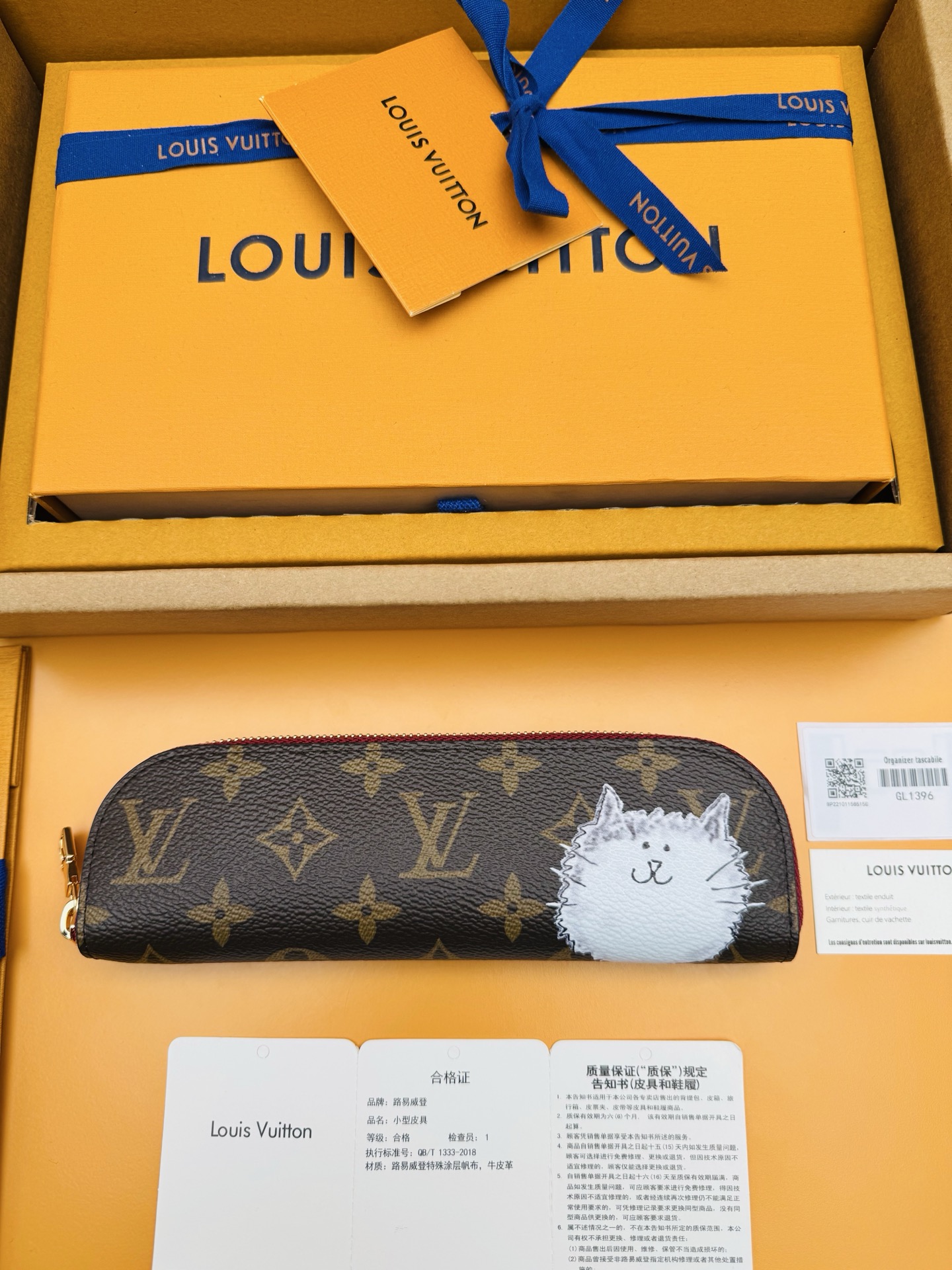 NO:674524,GI1396 'Special Duty Free' [Official special edition·First-grade material·All-steel hardware·Dynamic chip·Full package] This Charlotte pencil case reshapes the classic with the witty illustrations of artist Grace Coddington. The smiling cat pattern emerges on the Monogram coated canvas, and the leather lining once again depicts the vivid scene of cat and mouse playing. The metal zipper and bright edges add elegant details. 20x7x2cm, LV wallet, louis vuitton, wallets19860909GI1396《特級免稅》[官方专版·一級材料·全鋼五金· 动态芯片·全套包裝]本款Charlotte笔袋以艺术家GraceCoddington的妙趣插画重塑经典.笑意盈盈的猫咪图案浮现于Monogram涂层帆布之上,皮革内里再度描绘猫鼠嬉戏的生动场景.金属拉链和明丽边缘增添雅致细节.20x7x2cm,LV钱包,louis vuitton,wallets,欧美剧
