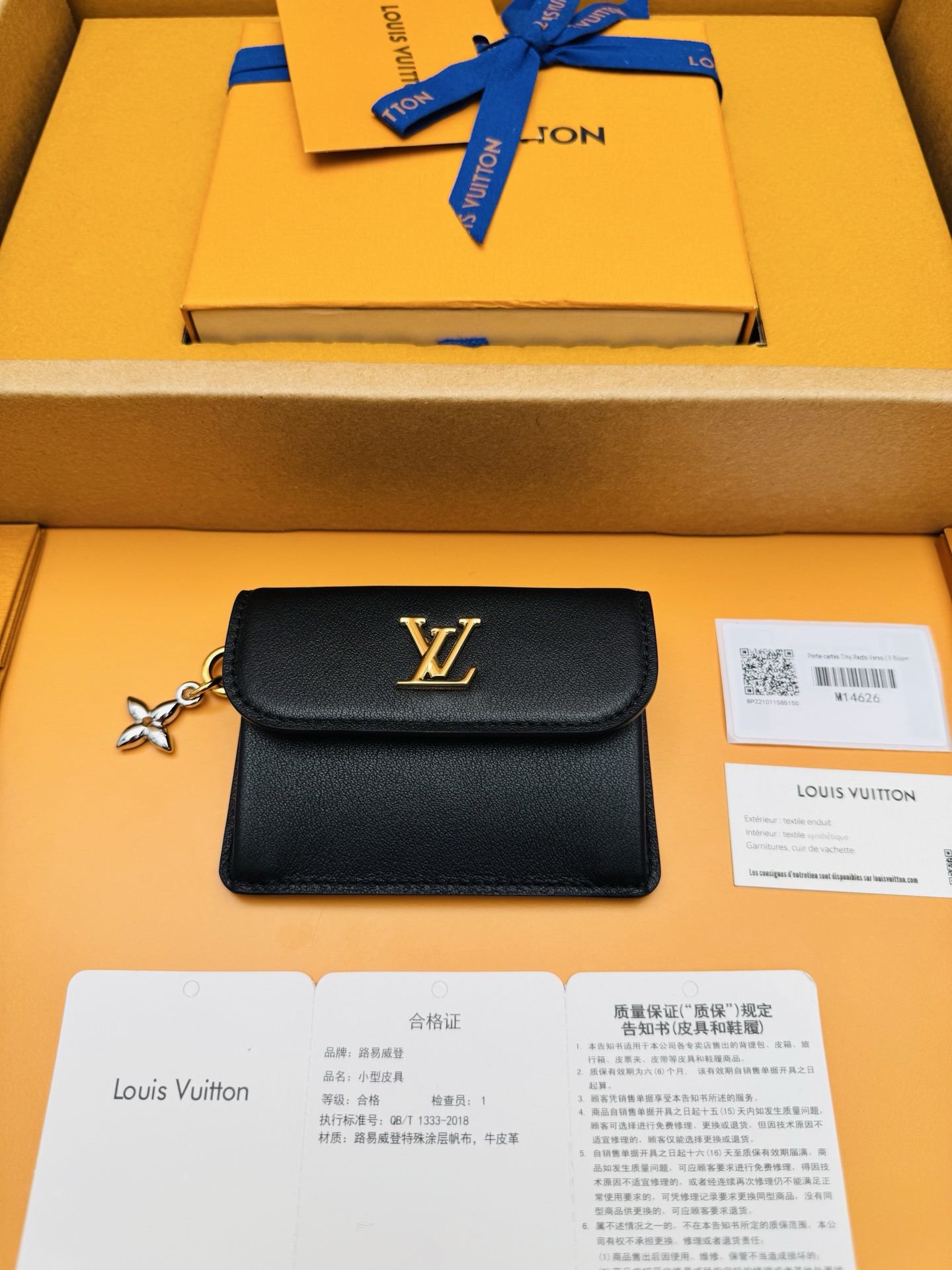 NO:674595,M14626 'Special Duty Free' [Official special edition·First class material·All steel hardware·163 chip·Full set of packaging] This Tiny Recto Verso card holder is from the Louis Vuitton LV Bloom series, using lively colors and made of delicate cow leather. Metal Monogram Floral decorations are embellished on it, and the double-sided electroplating process is used to reflect the eye-catching luster. The card holder is designed with a pleated structure to cleverly expand the storage space. The front is open and the mezzanine is equipped with dual card slots on the back. 10x8x2cm, LV wallet, louis vuitton, louis vuitton, versace, wallets, cowhide19860909M14626《特級免稅》[官方专版·一級材料·全鋼五金·163芯片·全套包裝］本款Tiny Recto Verso卡夹出自路易威登LV Bloom 系列,采用活泼配色,以细腻牛皮革打造.金属Monogram 花卉装饰点缀其上,以双面电镀工艺折射夺目光泽.卡夹设计采取褶皱结构,巧妙扩容收纳空间.前置开阔夹层,背部配备双卡位.10x8x2cm,LV钱包,louis vuitton,louis vuitton,versace,wallets,cowhide,欧美剧