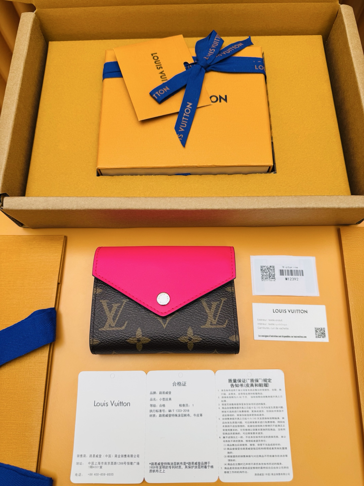 NO:674597,M12392 'Special Duty Free' [Official special edition·First-class material·All steel hardware·Dynamic chip·Full set of packaging] Introducing Victorine A new seasonal color for Wallet, inspired by the Louis Vuitton archives. A statement choice for keeping your valuables organized, it's made from iconic Monogram canvas with a silver press-buckle closure. The compact design opens to reveal multiple compartments to protect banknotes, coins and cards. 12x9.5x2.5cm, LV wallet, louis vuitton, louis vuitton, wallets19860909M12392 《特級免稅》[官方专版·一級材料·全鋼五金· 动态芯片·全套包裝］ 介紹Victorine Wallet的全新季節性顏色,靈感來源於路易威登檔案館.它是保持貴重物品有序的宣言選擇,由標誌性的Monogram帆布製成,配以銀色壓扣閉合.緊湊的設計打開後,可以展示多個隔層,以保護鈔票、硬幣和卡片.12x9.5x2.5cm,LV钱包,louis vuitton,louis vuitton,wallets,欧美剧