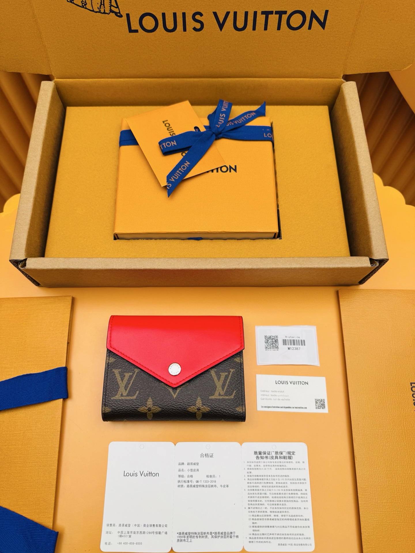 NO:741078,M12387 'Special Duty Free' [Official special edition·First class material·All steel hardware·Dynamic chip·Full set of packaging] Introducing Victorine A new seasonal color for Wallet, inspired by the Louis Vuitton archives. A statement choice for keeping your valuables organized, it's made from iconic Monogram canvas with a silver press-buckle closure. The compact design opens to reveal multiple compartments to protect banknotes, coins and cards. 12x9.5x2.5cm, LV wallet, louis vuitton, louis vuitton, wallets19860909M12387 《特級免稅》[官方专版·一級材料·全鋼五金· 动态芯片·全套包裝］ 介紹Victorine Wallet的全新季節性顏色,靈感來源於路易威登檔案館.它是保持貴重物品有序的宣言選擇,由標誌性的Monogram帆布製成,配以銀色壓扣閉合.緊湊的設計打開後,可以展示多個隔層,以保護鈔票、硬幣和卡片.12x9.5x2.5cm,LV钱包,louis vuitton,louis vuitton,wallets,欧美剧