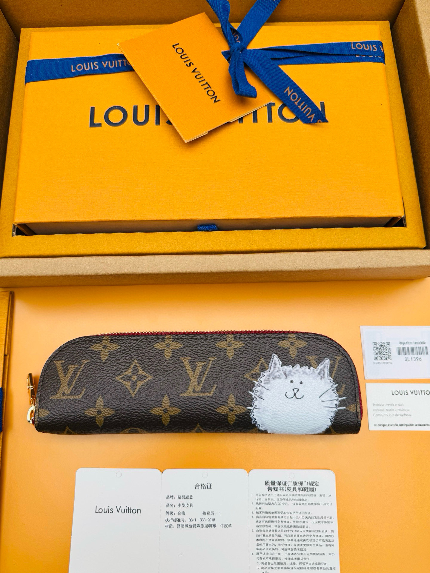 NO:763620,GI1396 'Special Duty Free' [Official Special Edition·First Class Material·All Steel Hardware·Dynamic Chip·Complete Packaging] This Charlotte pencil case reshapes the classic with the witty illustrations of artist Grace Coddington. The smiling cat pattern emerges on the Monogram coated canvas, and the leather lining once again depicts the vivid scene of cat and mouse playing. The metal zipper and bright edges add elegant details. 20x7x2cm, LV wallet, louis vuitton, wallets19860909GI1396《特級免稅》[官方专版·一級材料·全鋼五金· 动态芯片·全套包裝]本款Charlotte笔袋以艺术家GraceCoddington的妙趣插画重塑经典.笑意盈盈的猫咪图案浮现于Monogram涂层帆布之上,皮革内里再度描绘猫鼠嬉戏的生动场景.金属拉链和明丽边缘增添雅致细节.20x7x2cm,LV钱包,louis vuitton,wallets,欧美剧