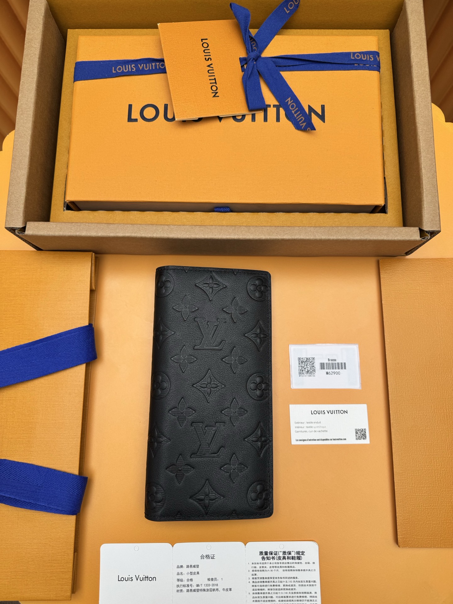 NO:718324,M62900 'Special Duty Free' [Official special edition·First class material·All steel hardware·Dynamic chip·Full package] Elegant appearance design with Monogram Shadow cow leather, this very soft Brazza wallet is decorated with light iconic Monogram embossing. It is equipped with multiple card slots and compartments, including a zippered coin compartment. 19x10x2cm, LV wallet, louis vuitton, wallets, cowhide19860909M62900 《特級免稅》[官方专版·一級材料·全鋼五金· 动态芯片·全套包裝］优雅的外观设计搭配Monogram Shadow牛皮革,此款十分柔软的 Brazza 钱夹饰有浅浅的标志性Monogram压纹.内配多个卡槽与隔层,包括一个拉链硬币隔层.19x10x2cm,LV钱包,louis vuitton,wallets,cowhide,欧美剧