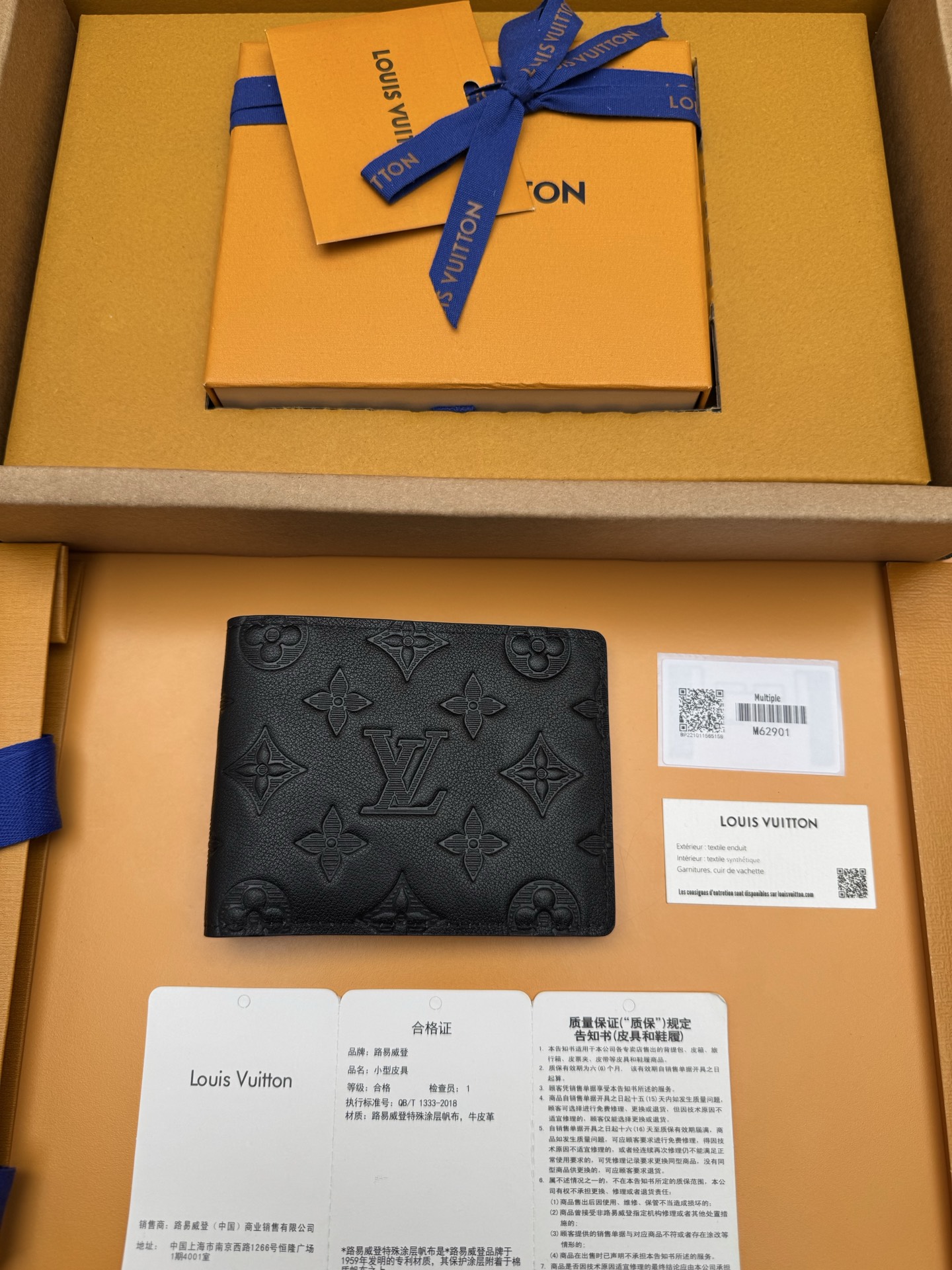 NO:718310,M62901 'Special Duty Free' [Official special edition·First-grade material·All-steel hardware·Dynamic chip·Full package] This Louis Vuitton Multiple wallet has a refreshing and simple design, the black calfskin fabric is very soft and decorated with iconic embossing. It is small in size and extremely portable. It is equipped with multiple credit card slots and compartments for bills and banknotes, and has outstanding practicality. 11.5x9.0x1.5cm, LV wallet, louis vuitton, louis vuitton,wallets,cowhide19860909M62901 《特級免稅》[官方专版·一級材料·全鋼五金· 动态芯片·全套包裝］此款路易威登Multiple钱夹设计清爽简洁,黑色小牛皮面料质地十分柔软,饰有标志性压纹.尺寸小巧,极为便携,内配多个信用卡插槽与票据和纸钞隔层,实用性出众.11.5x9.0x1.5cm,LV钱包,louis vuitton,louis vuitton,wallets,cowhide,欧美剧