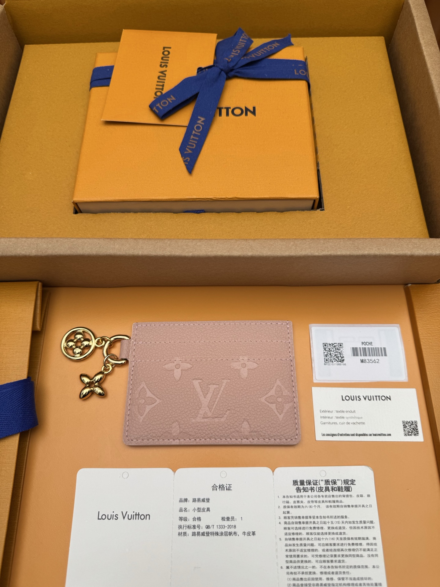 NO:718319,M83562 'Special Duty Free' [Official special edition·First-class material·All-steel hardware·Dynamic chip·Full package] The light-toned Monogram Empreinte leather complements the exquisite and feminine design of the LV Charm card holder. The card holder is decorated with two light gold-toned metal Monograms. Flower pendant. This piece is also very suitable for daily use. It provides a total of five card slots for credit cards, travel cards or business cards. 7.3x0.3x10.2cm, LV wallet, louis vuitton, wallets19860909M83562 《特級免稅》[官方专版·一級材料·全鋼五金· 动态芯片·全套包裝］淡色调的Monogram Empreinte皮革与LV Charm卡夹的精致和女性化设计相得益彰,卡夹上装饰着两个淡金色调的金属Monogram Flower吊饰.这件作品也非常适合日常使用,总共提供了五个卡槽,可以放置信用卡、旅行卡或商务卡.7.3x0.3x10.2cm,LV钱包,louis vuitton,wallets,欧美剧