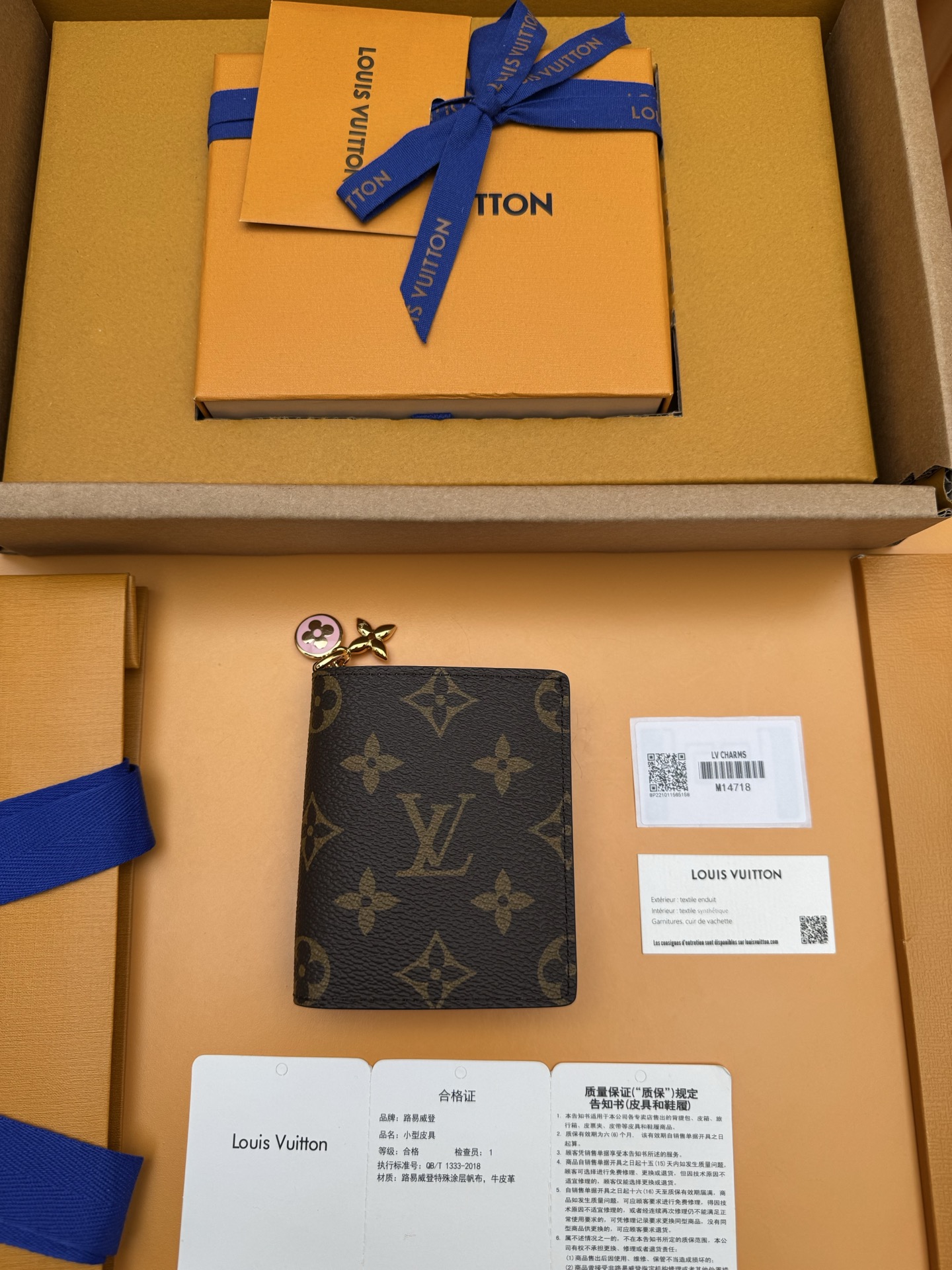 NO:718342,M14718 'Special Duty Free' [Official Special Edition·First Class Material·All Steel Hardware·163 Chip·Full Packaging] LV Charm Pocket Wallet, this compact accessory skillfully combines classic and fashion. It is made of the iconic Monogram canvas material, and bright color contrast can be seen after opening Lined in leather. This practical yet playful design is embellished with an enamel charm and a metal charm, both decorated with Louis Vuitton's signature Monogram floral pattern. It can be used to store banknotes, coins and three cards. 9x10x2.5cm, LV wallet, louis vuitton,louis vuitton,wallets19860909M14718《特級免稅》[官方专版·一級材料·全鋼五金·163芯片·全套包裝］LV魅力口袋钱包,这款小巧的配饰巧妙地融合了经典与时尚.它采用标志性的Monogram帆布材质制成,打开后可见鲜艳色彩对比的皮革衬里.这款既实用又充满趣味的设计点缀着一个珐琅饰件和一个金属饰件,两者均饰有路易威登标志性的Monogram花卉图案.它可用于存放钞票、硬币和三张卡片.9x10x2.5cm,LV钱包,louis vuitton,louis vuitton,wallets,欧美剧