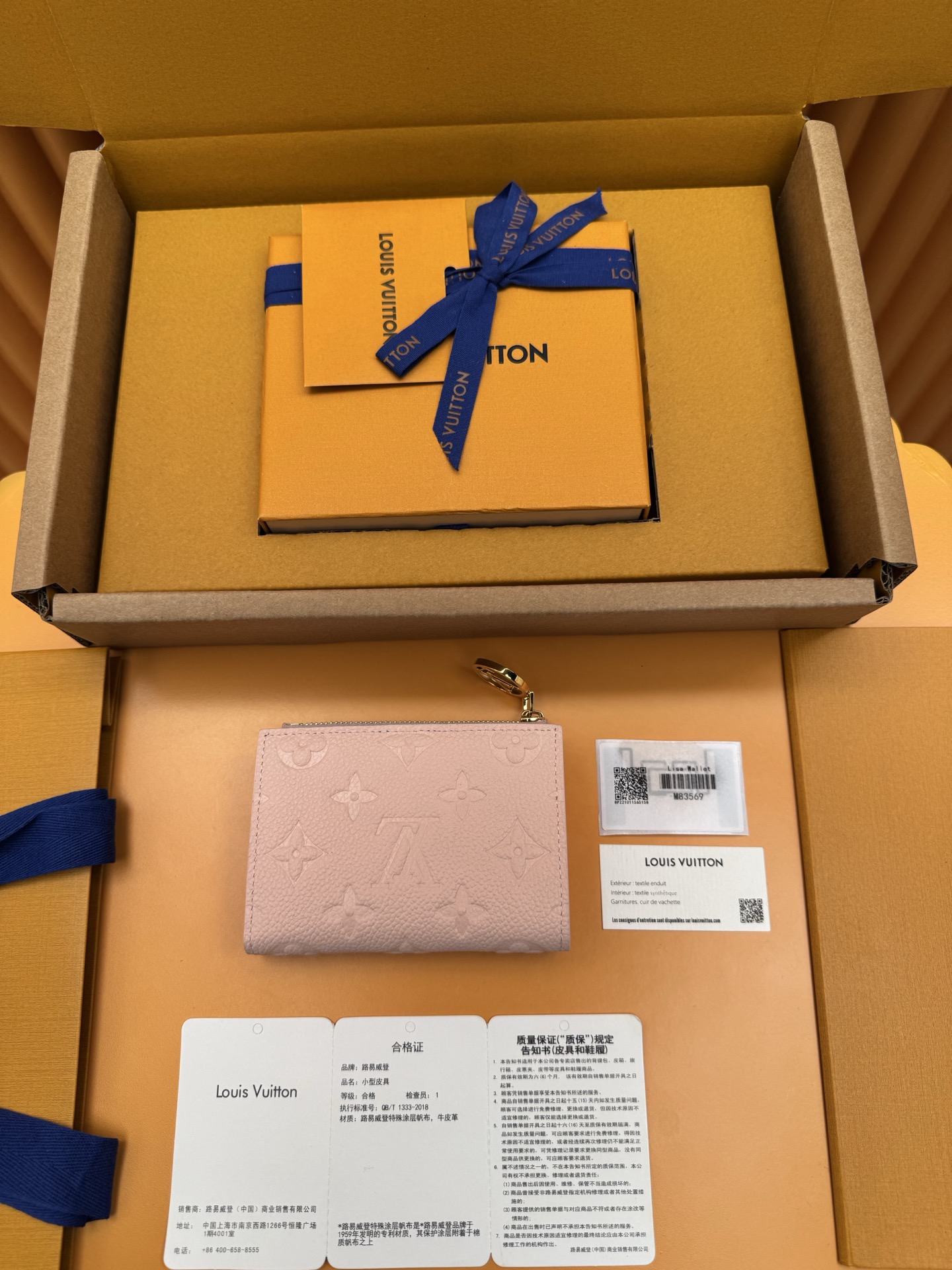 NO:718172,M83569 'Special Class Duty Free' [Official Special Edition·First Class Material·All Steel Hardware·Dynamic Chip·Complete Packaging] Compact 'Porto Foil Lisa' reinterpreted with soft single-piece implant-free leather highlighted by embossed single-piece pattern. A coin pocket with LV ring on the zipper, characterized by a neat wallet. The interior has a banknote compartment, two flat pockets and four card slots. 9x11.5x1.5cm, LV wallet, louis vuitton,wallets19860909M83569 《特級免稅》[官方专版·一級材料·全鋼五金· 动态芯片·全套包裝］ 用壓花加工的單體圖案突出的柔軟的單體無植入皮革重新詮釋的緊湊型“Porto Foil Lisa”.帶有拉鍊上LV圈的硬幣用口袋,其特徵是整潔的錢包.內部設有紙幣隔間、兩個平口袋和四個卡槽.9x11.5x1.5cm,LV钱包,louis vuitton,wallets,欧美剧