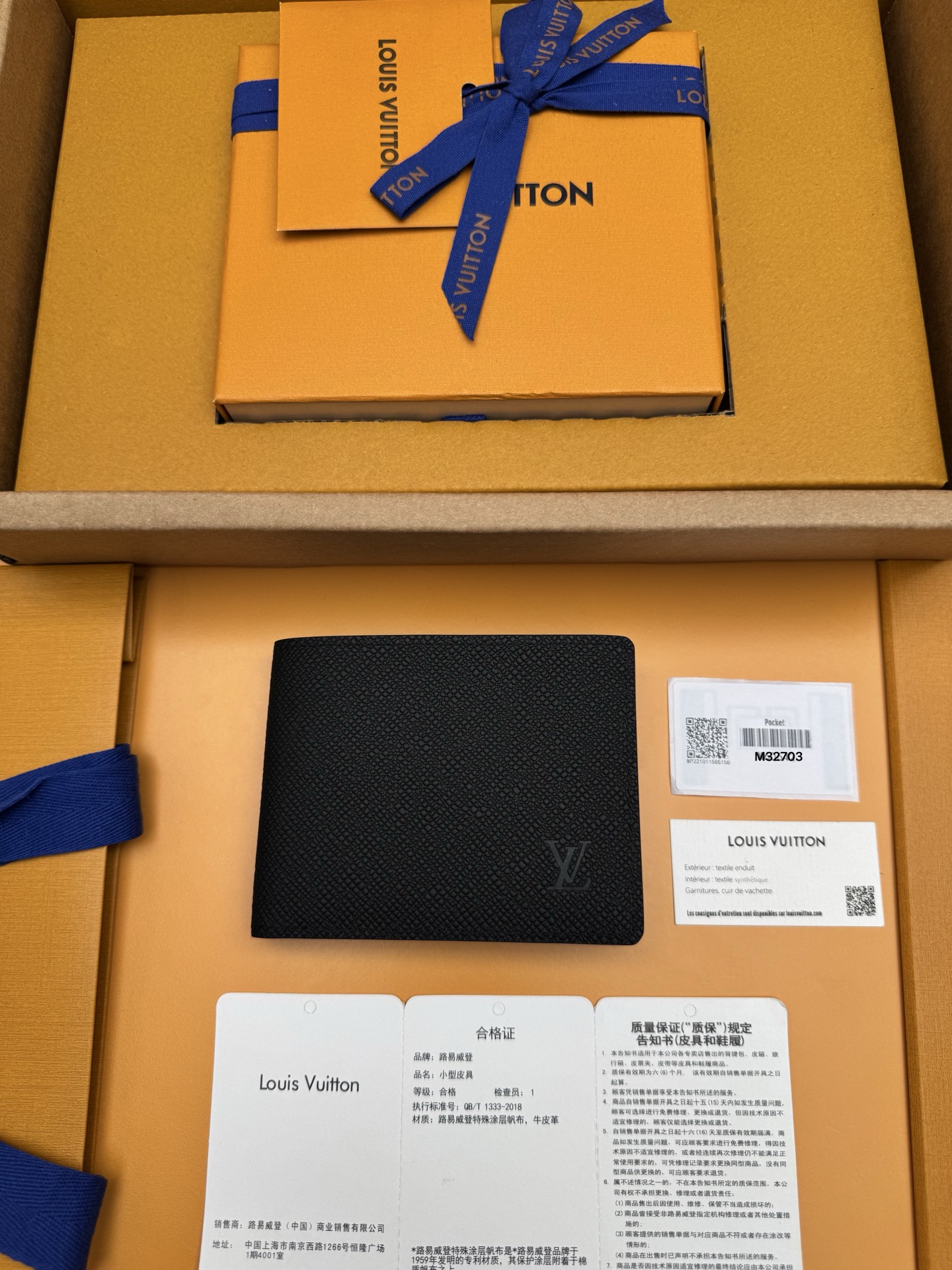 NO:718318,M32703 'Special Duty Free' [Official special edition·First-class material·All steel hardware·Dynamic chip·Full set of packaging] Named after Slender (slim), it is extremely slim. It is made of Taiga smooth leather, compact and small, and can be easily put into the front and rear pockets after containing all the necessities. 11.5X8.5x2cm, LV wallet, louis vuitton, wallets19860909M32703 《特級免稅》[官方专版·一級材料·全鋼五金· 动态芯片·全套包裝］ 以 Slender（纤巧）为名,极尽纤巧.采用 Taiga 光面皮革,紧凑小巧,在容纳所有必需品之后仍能轻松放入前后口袋.11.5X8.5x2cm,LV钱包,louis vuitton,wallets,欧美剧