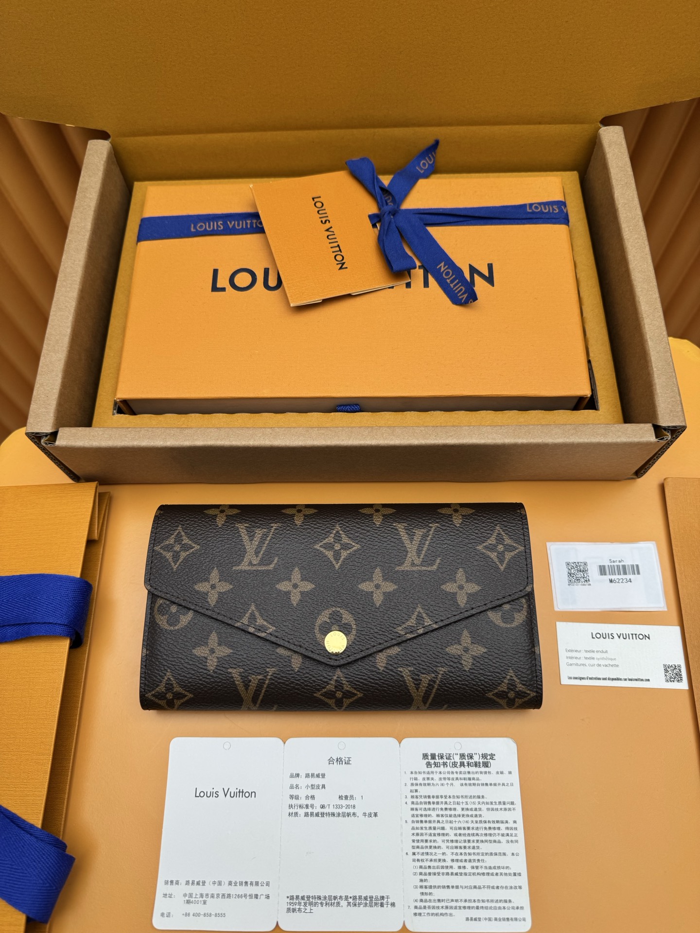 NO:769351,M62234 'Special Duty Free' [Official special edition·First class material·All steel hardware·Dynamic chip·Full set of packaging] As one of Louis Vuitton's classic designs, Sarah wallet integrates Monogram Lined with canvas and grained leather, it reproduces the elegance of the envelope-style design. The interior is spacious and equipped with 2 large compartments, a central zipper coin pocket and multiple card slots. It can safely store multiple daily necessities. 19.0x10.5x2.5cm, LV wallet, louis vuitton, louis vuitton, wallets19860909M62234 《特級免稅》[官方专版·一級材料·全鋼五金· 动态芯片·全套包裝］作为路易威登经典设计之一,Sarah钱夹融合Monogram 帆布与粒面皮革内衬,再现信封式设计的优雅之姿.内部宽敞,设有2个大号隔层、1个中央拉链零钱袋和多个卡片夹层.可安全存放多件日常用品.19.0x10.5x2.5cm,LV钱包,louis vuitton,louis vuitton,wallets,欧美剧