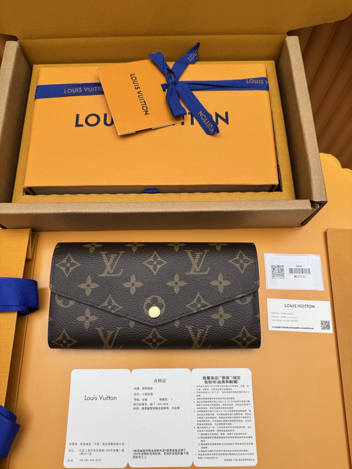 NO:769442,M62235 'Special Duty Free' [Official special edition·First class material·All steel hardware·Dynamic chip·Full set of packaging] As one of Louis Vuitton's classic designs, Sarah wallet integrates Monogram Lined with canvas and grained leather, it reproduces the elegance of the envelope-style design. The interior is spacious and equipped with 2 large compartments, a central zipper coin pocket and multiple card slots. It can safely store multiple daily necessities. 19.0x10.5x2.5cm, LV wallet, louis vuitton, louis vuitton, wallets19860909M62235 《特級免稅》[官方专版·一級材料·全鋼五金· 动态芯片·全套包裝］作为路易威登经典设计之一,Sarah钱夹融合Monogram 帆布与粒面皮革内衬,再现信封式设计的优雅之姿.内部宽敞,设有2个大号隔层、1个中央拉链零钱袋和多个卡片夹层.可安全存放多件日常用品.19.0x10.5x2.5cm,LV钱包,louis vuitton,louis vuitton,wallets,欧美剧