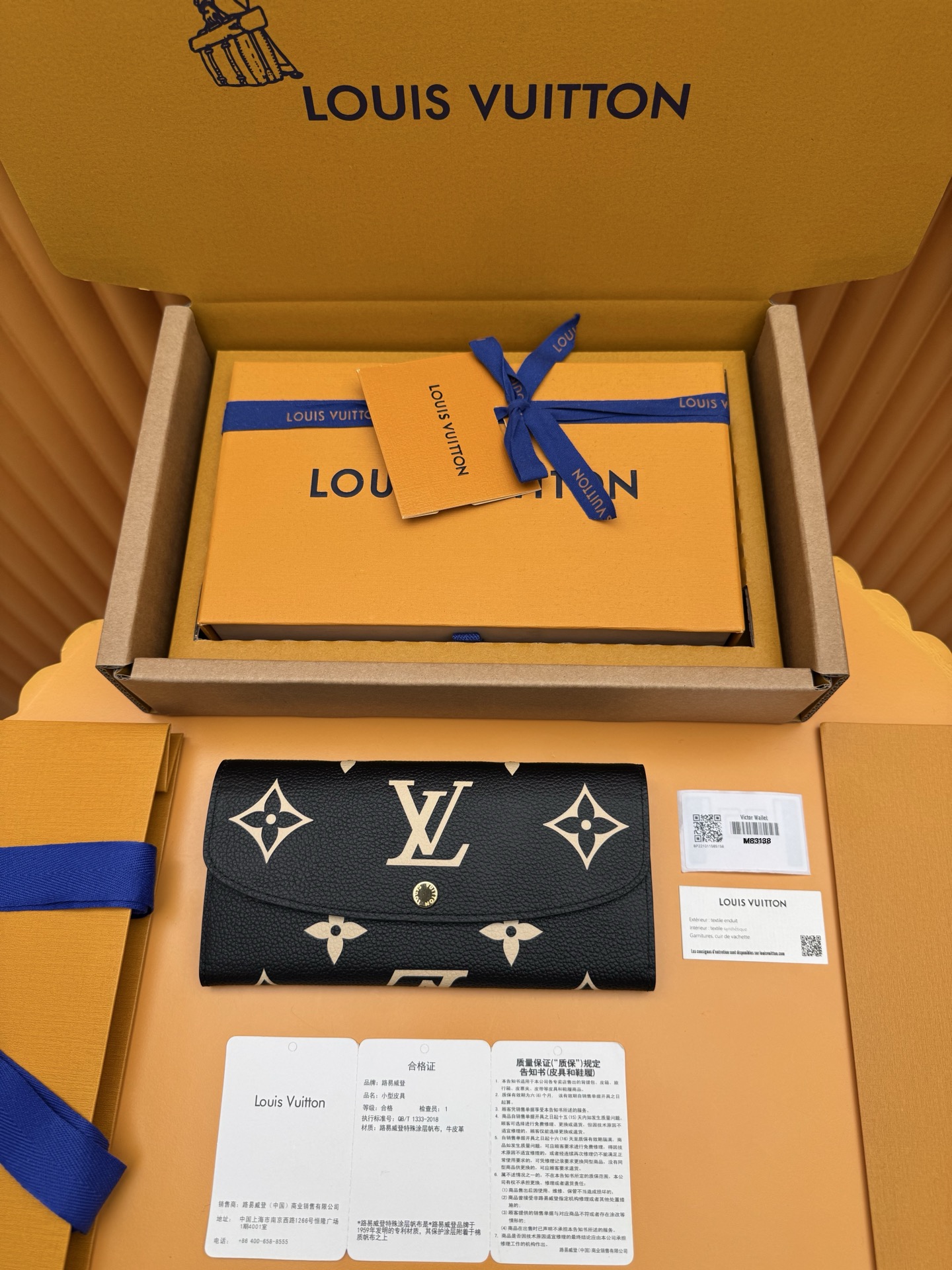 NO:718339,M83138 'Special Duty Free' [Official special edition·First-class material·All-steel hardware·Dynamic chip·Full set of packaging] This Emilie wallet is made of Monogram Empreinte grain leather, and has been embossed and printed to depict the large Monogram pattern. The slim configuration has a zippered coin pocket inside, which can also be transformed into an elegant clutch. 19x10x2cm, LV wallet, louis vuitton, wallets, handbag19860909M83138《特級免稅》[官方专版·一級材料·全鋼五金· 动态芯片·全套包裝]本款 Emilie 钱夹取材Monogram Empreinte粒面皮革,先后以压印和印花工艺描绘大号Monogram 图案.纤巧构型内设拉链零钱袋,亦可化身优雅手拿包.19x10x2cm,LV钱包,louis vuitton,wallets,handbag,欧美剧