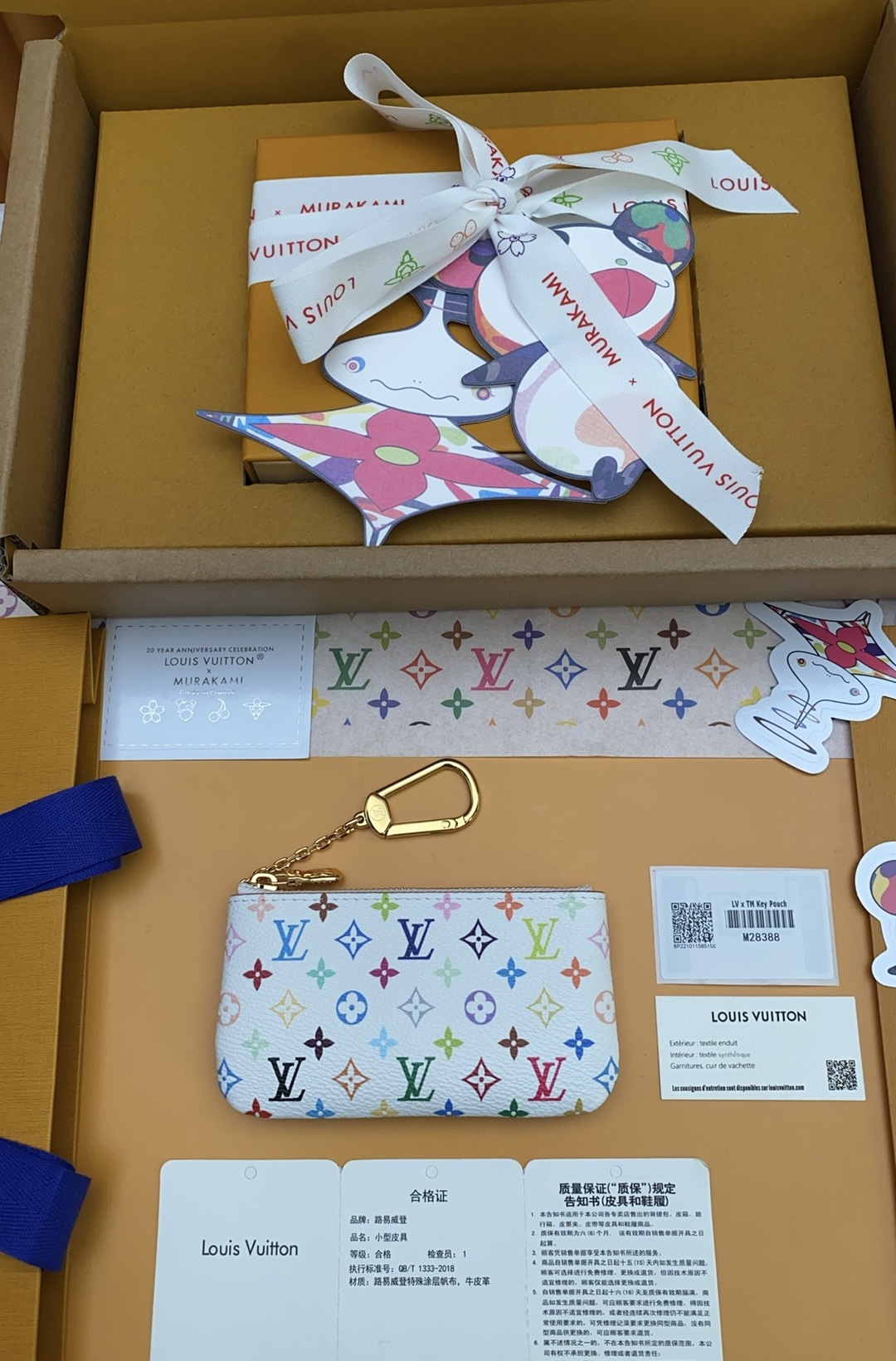 NO:718337,M28388 'Special Duty Free' [Official special edition·First-class material·All steel hardware·Dynamic chip·Full set of packaging] This classic key bag is specially designed for the Louis Vuitton Murakami series and adopts a cheerful multi-tonal color scheme. It carries the brand's iconic Monogram pattern, with a history of 130 years. This bag is small and practical, equipped with a gold chain with a hook for hanging keys, and a matching zipper closure to ensure the safety of coins or banknotes. 12x7x1.5cm, LV wallet, louis vuitton, louis vuitton, wallets19860909M28388《特級免稅》[官方专版·一級材料·全鋼五金· 动态芯片·全套包裝]这款经典钥匙包专为路易威登村上隆系列设计,采用了欢快的多色调配色方案.它承载着品牌标志性的 Monogram图案,已有130年的历史.这款包小巧实用,配备了一条带有钩子的金色链子用于挂接钥匙,同时还配有与之相配的拉链闭合装置,以确保硬币或纸币的安全.12x7x1.5cm,LV钱包,louis vuitton,louis vuitton,wallets,欧美剧