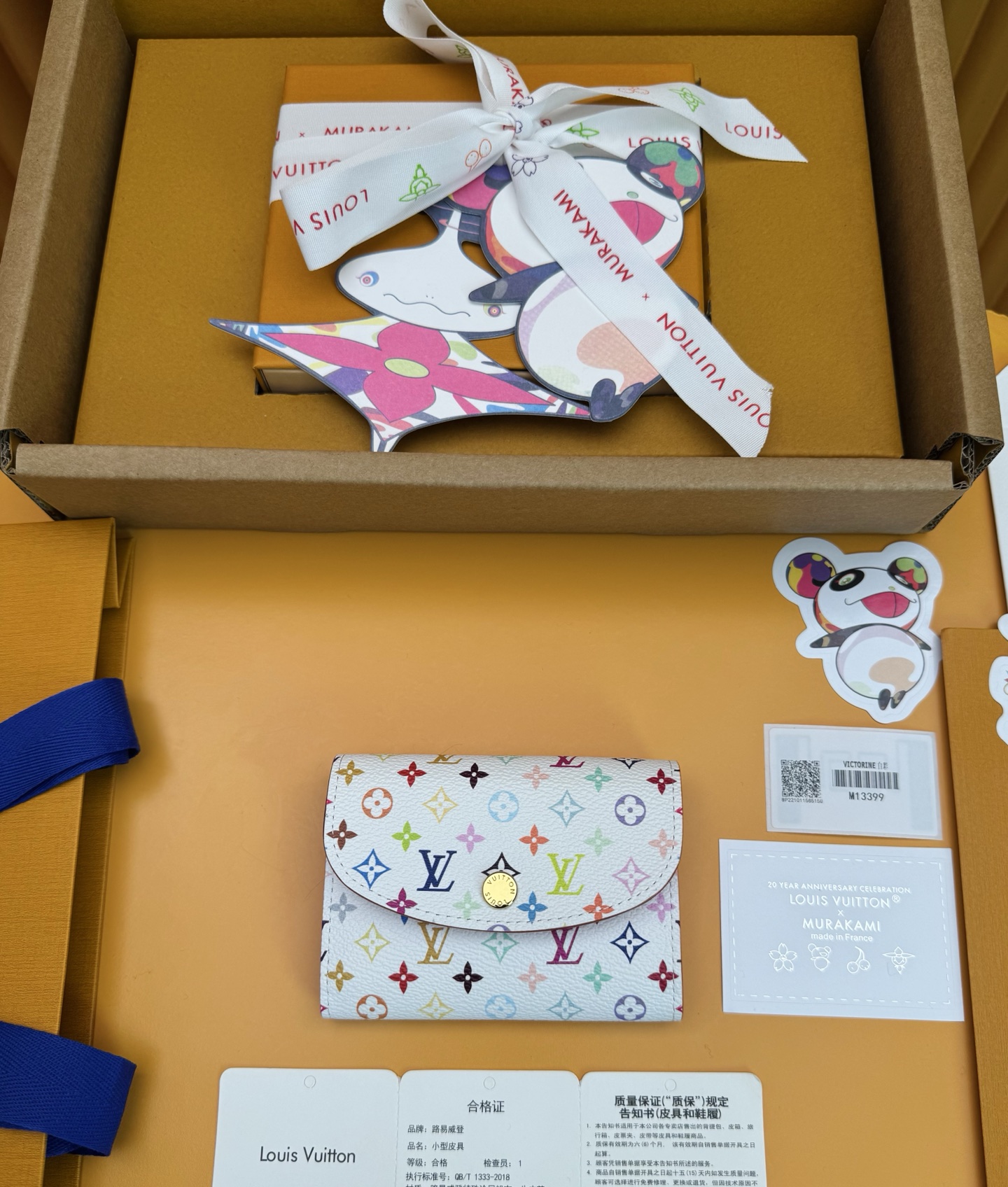 NO:741068,M13399 'Special Duty Free' [Official special edition·First class material·All steel hardware·163 chips·Full set of packaging] New product launch LV x TM Rosalie Coin Purse, Rosalie Coin Wallet is an elegant everyday essential, its compact design features a rounded front flap secured with a gold-tone snap. Part of the Louis Vuitton x Murakami Takashi collection reissue, it is made from Monogram coated canvas in bright colors inspired by the Japanese artist's iconic style. It features a zipped coin pocket inside and a matching colorful Monogram zipper along the edge. 11x8x2.5cm, LV wallet, louis vuitton, louis vuitton,wallets19860909M13399 《特級免稅》 [官方专版·一級材料·全鋼五金·163芯片·全套包裝] 新品上市LV x TM Rosalie 零钱包,罗莎莉硬币钱包是一款优雅的日常必备品,其紧凑的设计以圆形前盖为特色,用金色按扣固定.作为路易威登x村上隆系列再版的一部分,它由Monogram涂层帆布制成,色彩明快,灵感来自这位日本艺术家标志性的风格.内部配有拉链硬币口袋,边缘饰有配套的彩色 Monogram拉链. 11x8x2.5cm,LV钱包,louis vuitton,louis vuitton,wallets,欧美剧