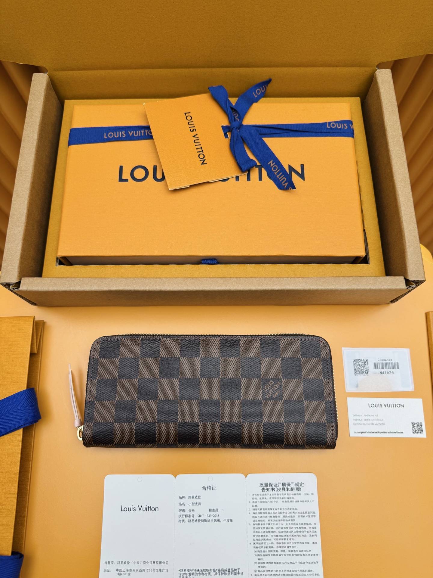 NO:763602,N41626 'Special Duty Free' [Official special edition·First class material·All steel hardware·Dynamic chip·Full set of packaging] This Clémence wallet combines Louis Vuitton's traditional Damier Lined with Ebene canvas and colorful grained leather. The bag is slim and unzipped to reveal the well-organized interior space: 2 large compartments, 1 zippered coin pocket and multiple card slots. With exquisite leather zipper pullers. Can also be used as a clutch. 19.5x9x1.5cm, LV wallet, louis vuitton, louis vuitton, wallets19860909N41626 《特級免稅》[官方专版·一級材料·全鋼五金· 动态芯片·全套包裝］本款 Clémence 钱夹融合路易威登传统Damier Ebene帆布和多彩粒面皮革内衬.包身纤薄,拉开拉链,可见井然有序的内部空间:2个大号隔层、1个拉链零钱袋和多个卡片夹层.搭配精致皮革拉链头.亦可用作手包.19.5x9x1.5cm,LV钱包,louis vuitton,louis vuitton,wallets,欧美剧
