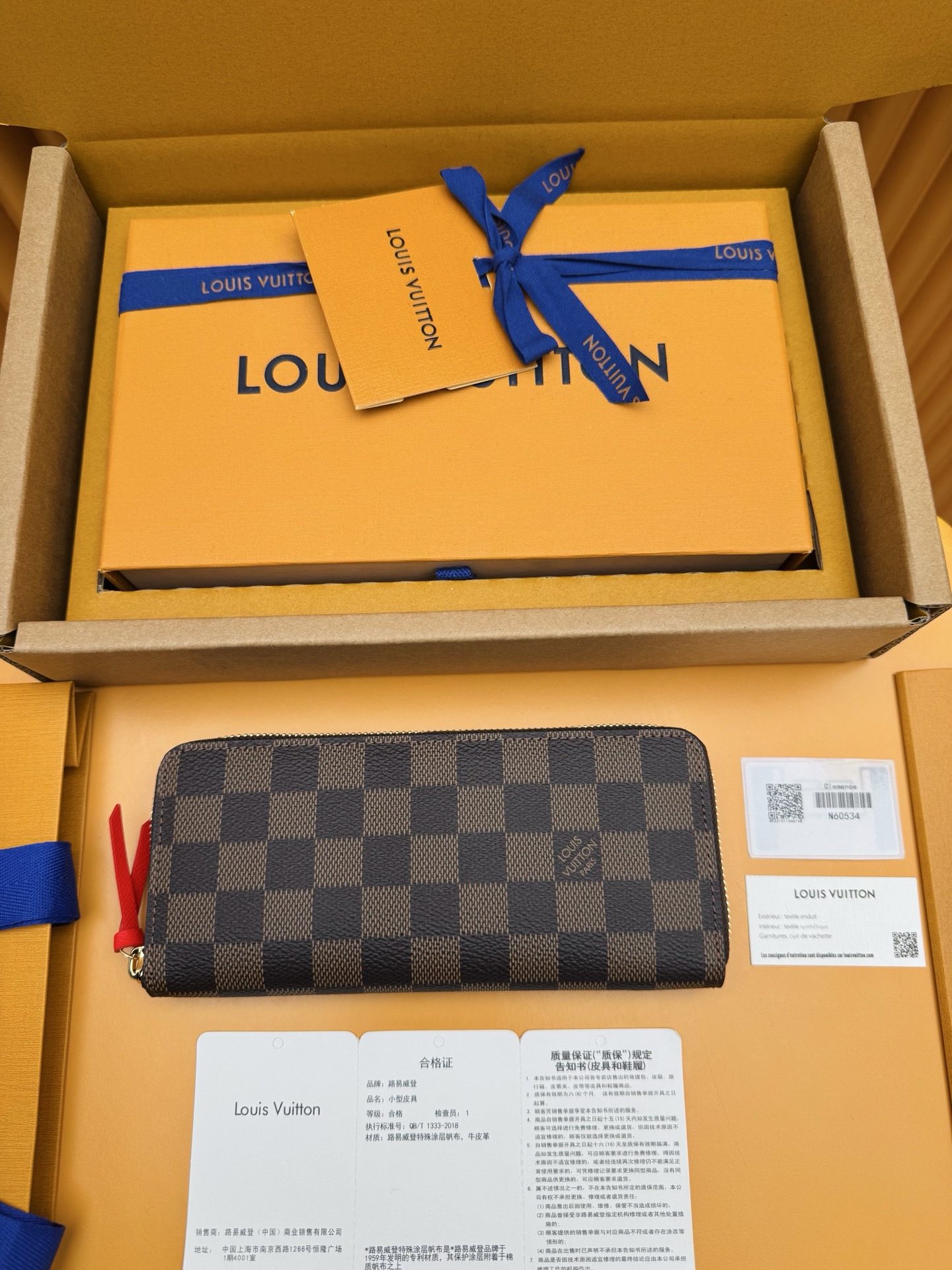 NO:763605,N60534 'Special Duty Free' [Official special edition·First class material·All steel hardware·Dynamic chip·Full set of packaging] This Clémence wallet combines Louis Vuitton's traditional Damier Lined with Ebene canvas and colorful grained leather. The bag is slim and unzipped to reveal the well-organized interior space: 2 large compartments, 1 zippered coin pocket and multiple card slots. With exquisite leather zipper pullers. Can also be used as a clutch. 19.5x9x1.5cm, LV wallet, louis vuitton, louis vuitton, wallets19860909N60534 《特級免稅》[官方专版·一級材料·全鋼五金· 动态芯片·全套包裝］本款 Clémence 钱夹融合路易威登传统Damier Ebene帆布和多彩粒面皮革内衬.包身纤薄,拉开拉链,可见井然有序的内部空间:2个大号隔层、1个拉链零钱袋和多个卡片夹层.搭配精致皮革拉链头.亦可用作手包.19.5x9x1.5cm,LV钱包,louis vuitton,louis vuitton,wallets,欧美剧