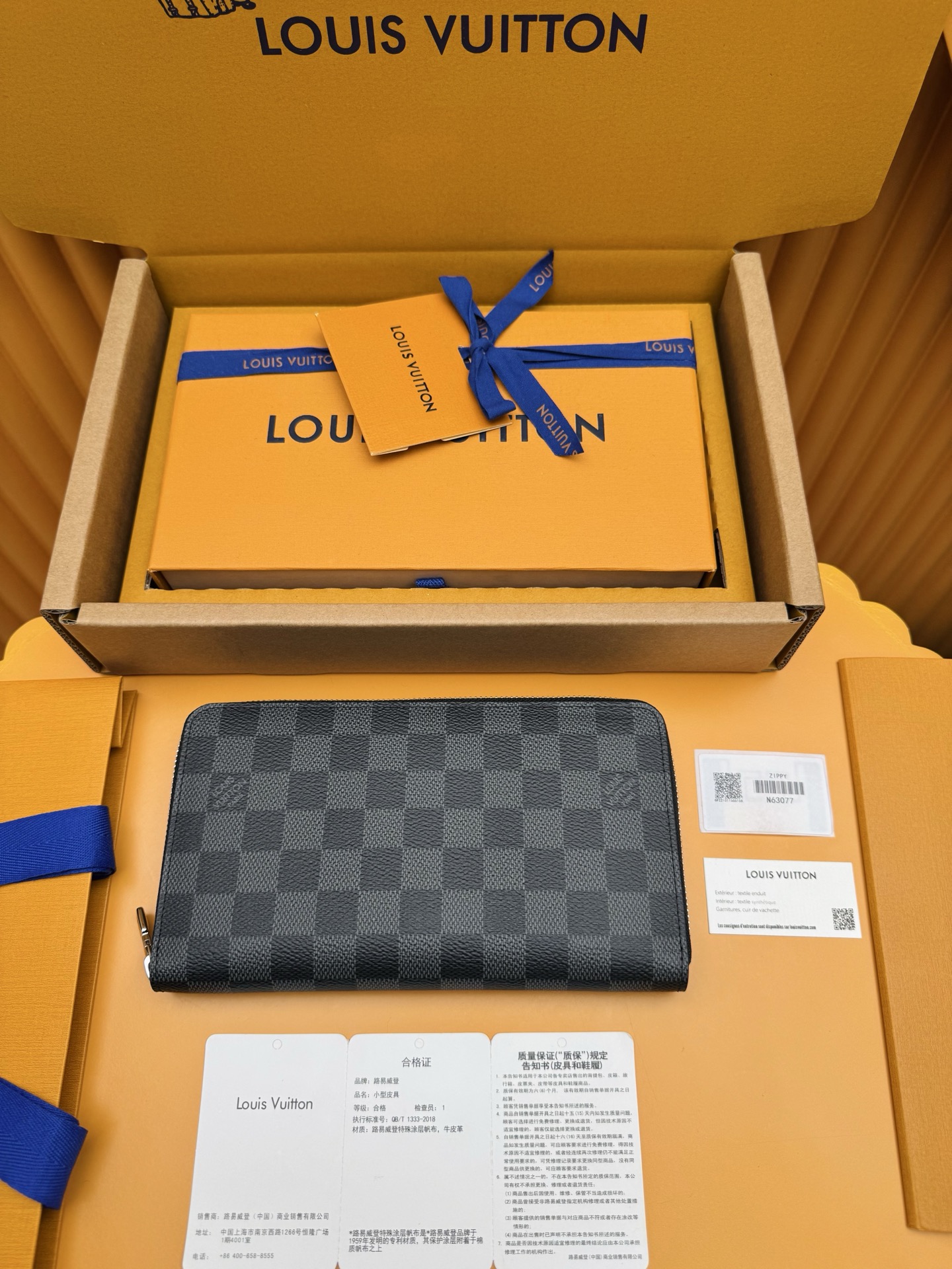 NO:741151,N63077 'Special Duty Free' [Official special edition·First class material·All steel hardware·Dynamic chip·Full set of packaging] This Zippy organization wallet is made by Damier Made of Ebene canvas and finished with Ruht-color metal finish. Its well-designed interior includes 16 card slots, a zippered pocket for storing coins, and a flat pocket for storing banknotes. Two large fan compartments can hold banknotes, documents and passports. 21x11.5x2cm, LV wallet, louis vuitton, wallets19860909N63077 《特級免稅》[官方专版·一級材料·全鋼五金· 动态芯片·全套包裝］这款Zippy组织钱包由Damier Ebene帆布制成,并配有Ruht-color金属表面.其精心设计的内部包括16个卡槽,一个带拉链的袋子,用于储存硬币,一个平口袋,用于储存纸币.两个大的风扇隔间可容纳纸币,文件和护照.21x11.5x2cm,LV钱包,louis vuitton,wallets,欧美剧